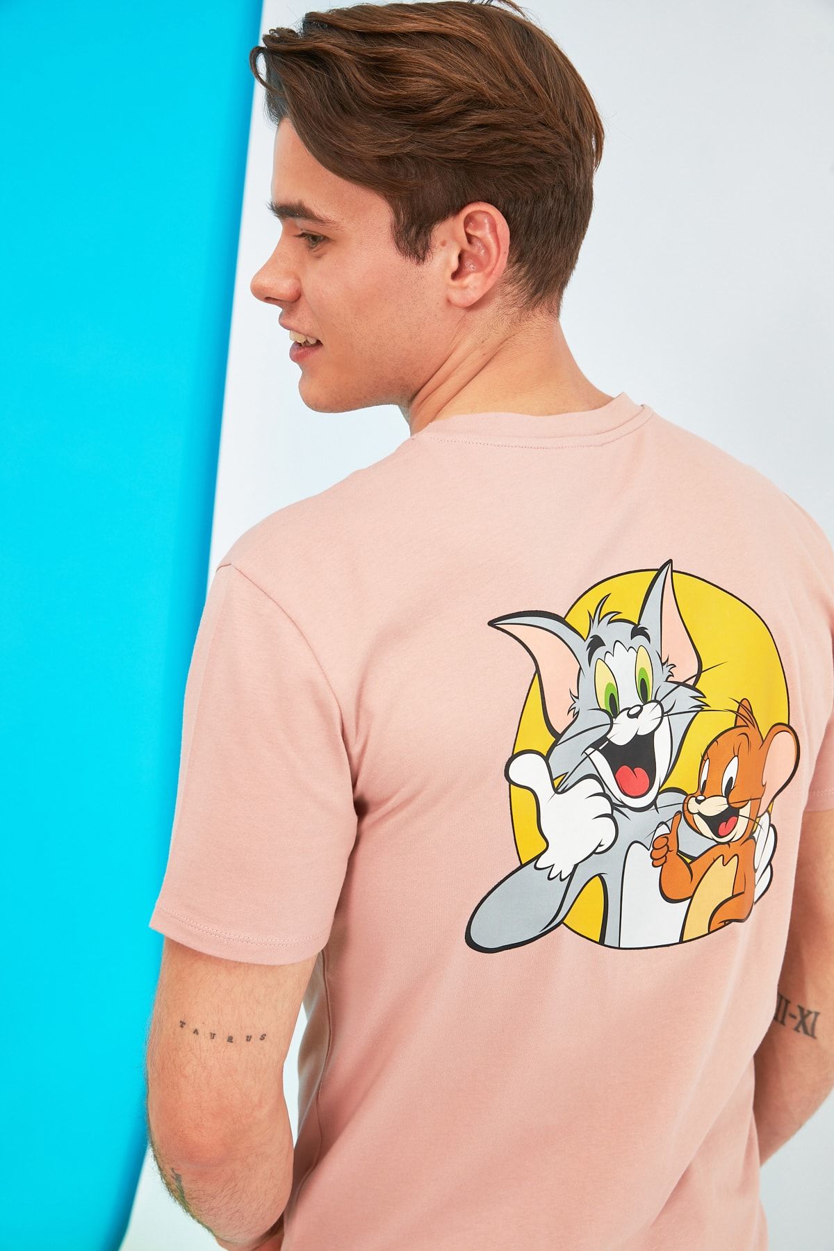 TRENDYOL MAN Pembe Lisanslı Erkek Regular Fit Tom & Jerry Sırt Baskılı Kısa Kollu T-Shirt TMNSS21TS1149