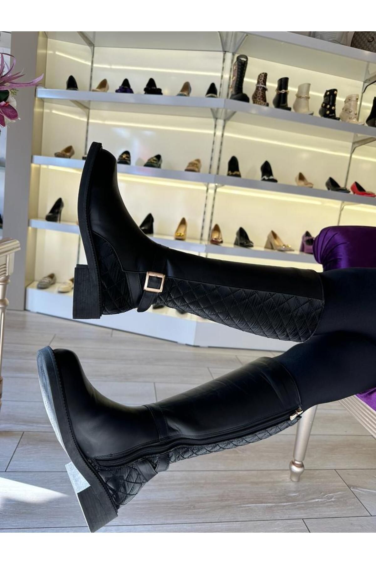 Purple Kadın Siyah Kapitoneli Düz Topuklu Çizme