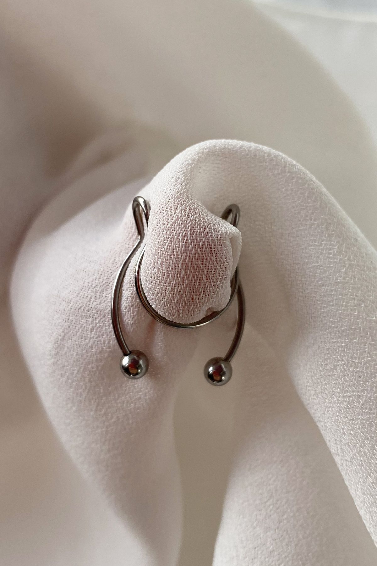 Takıştır Gümüş Renk Çelik Kıstırmalı Fake Septum Göğüs Ucu Piercing