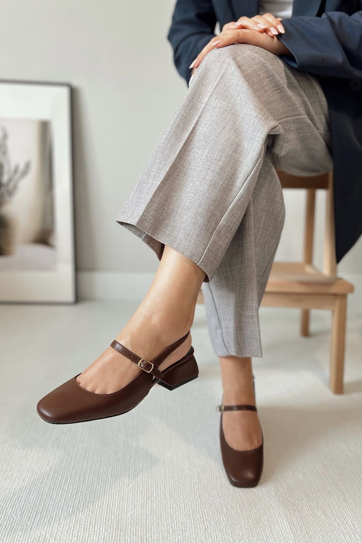 POLKA STORE Kadın Audrey Kahverengi Mat Deri Arkası Açık Kare Burunlu Baretli Kısa Blok Topuklu Ayakkabı