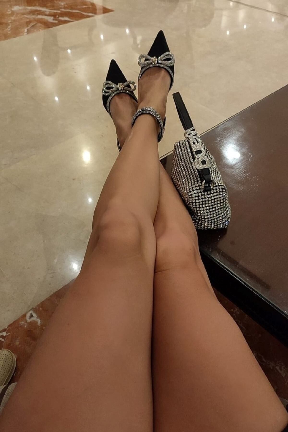 TrendyAnka Kadın Siyah Saten 8 cm Şeffaf Topuklu Fiyonk Taşlı Bilekten Dolamalı Sivri Burunlu Abiye Ayakkabı