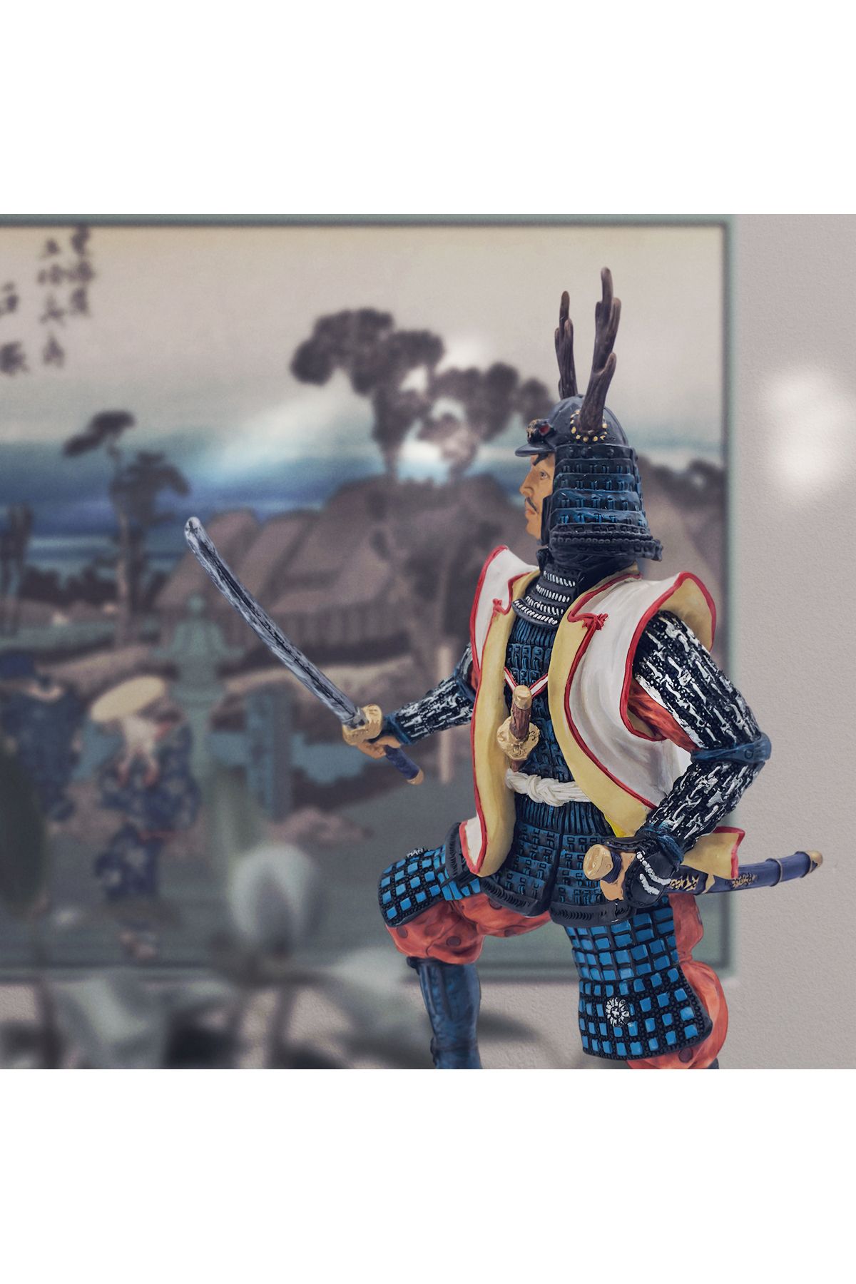 maketistan Veronese Geyik Boynuz Kasklı Japon Samuray Figürü, Renkli El Boyaması, Dekoratif Heykel 16x12x25 cm