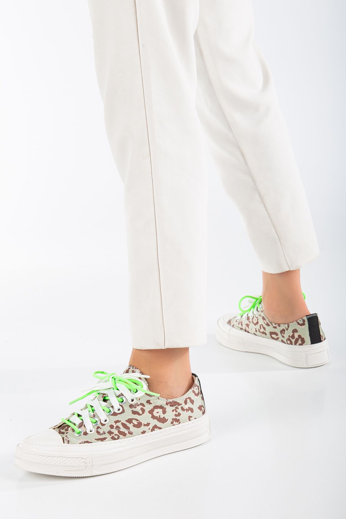 Guja 22K280-2 Leaopar Desenli Yeşil-Beyaz Bağcıklı Kadın Casual Günlük Ayakkabı