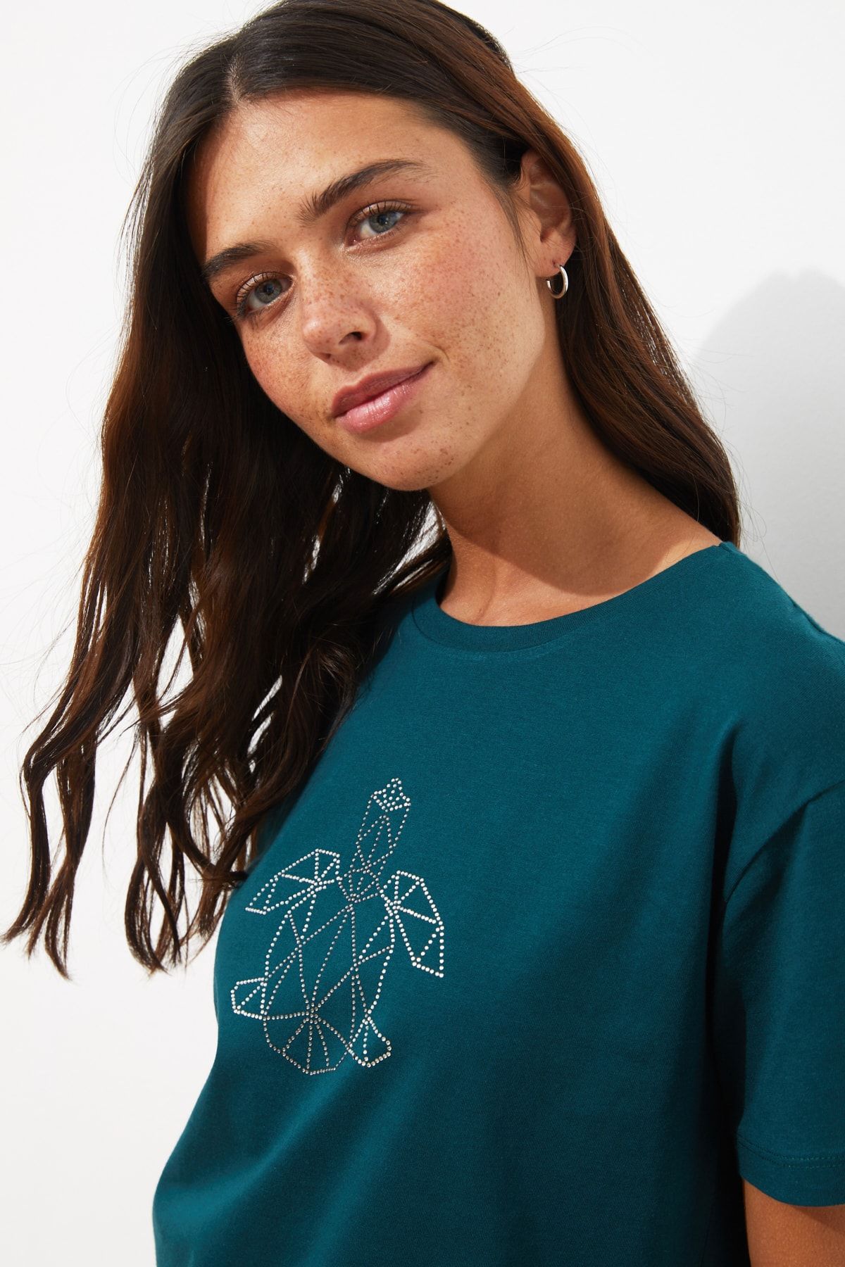 TRENDYOLMİLLA Zümrüt Yeşili Taş Baskılı Semi-Fitted Örme T-Shirt TWOSS20TS0256