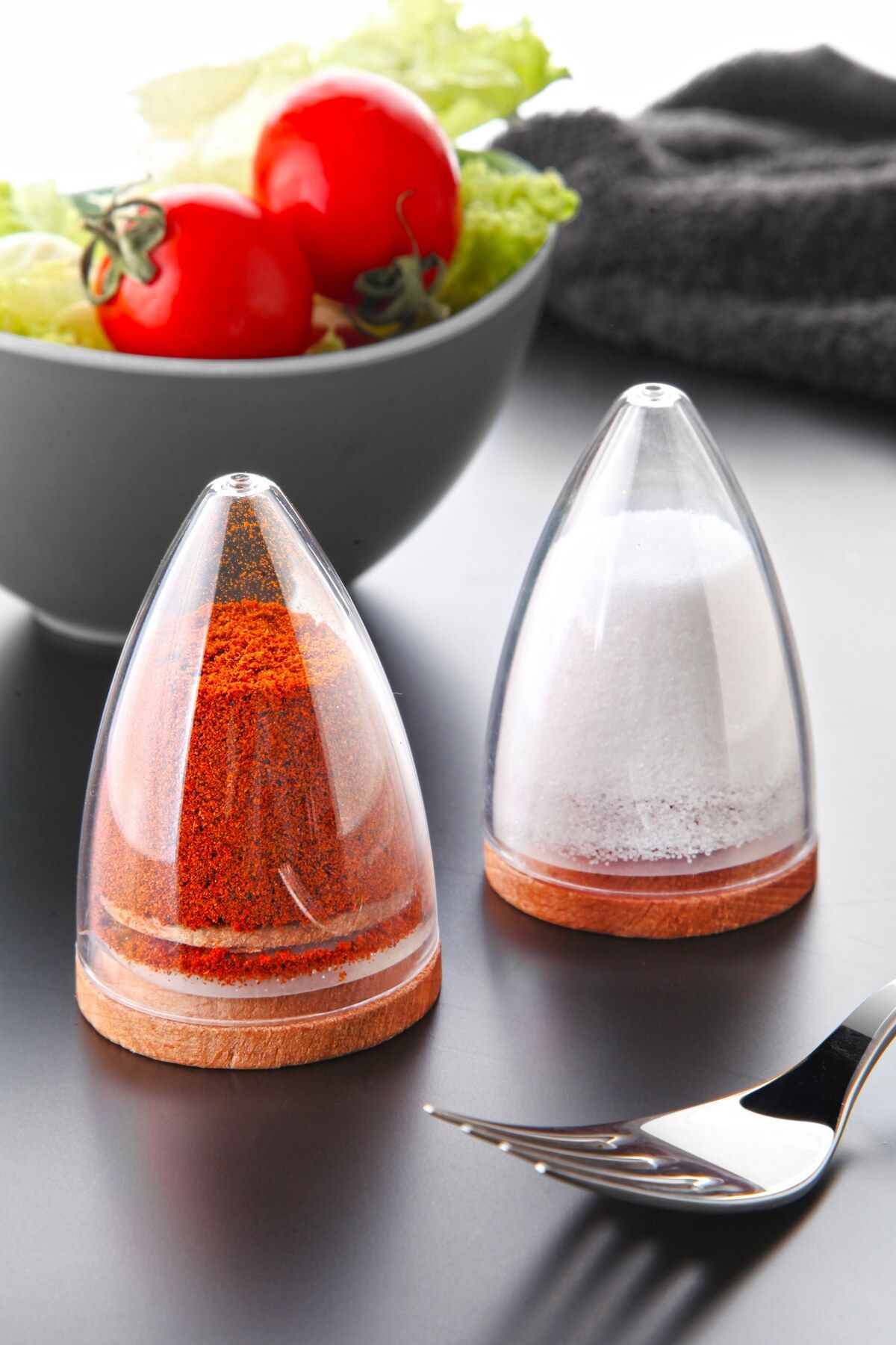 Kitchen Life 2 li Lux Ahşap Altlıklı Piramit Modelli Tuzluk Biberlik Seti-Silikon Kapaklı Damla Baharatlık 80 ml