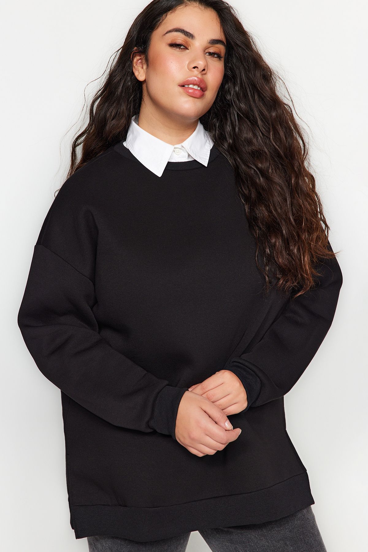 Trendyol Curve Siyah Kalın İçi Polarlı Yırtmaçlı Oversize Örme Sweatshirt TBBAW24AO00003