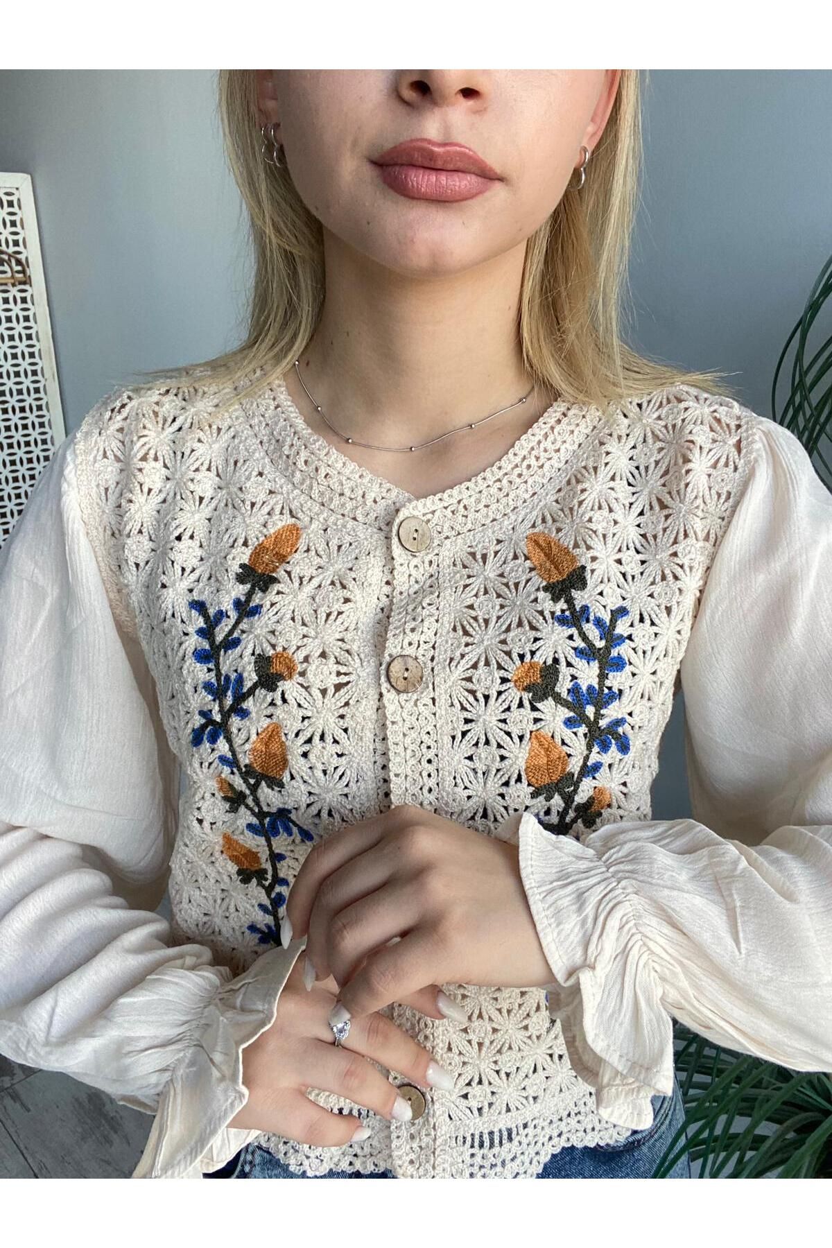 Ateilerdijle Kadın Bej V Yaka Ajurlu Nakış İşlemeli Düğmeli Vintage Bluz