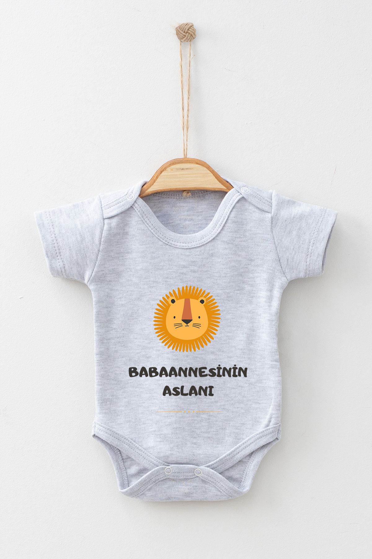 ADABEBEK %100 Pamuk Organik Babaannesinin Aslanı Kısa Kollu Body Badi Bebek Zıbın