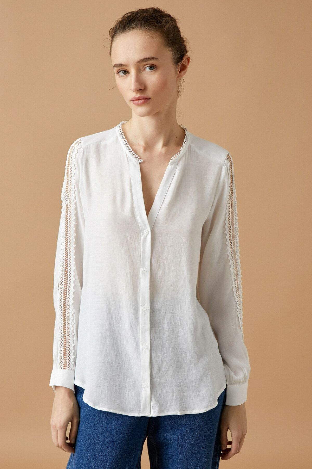 Koton Kadın Beyaz V Yaka Dantel Detaylı Gömlek