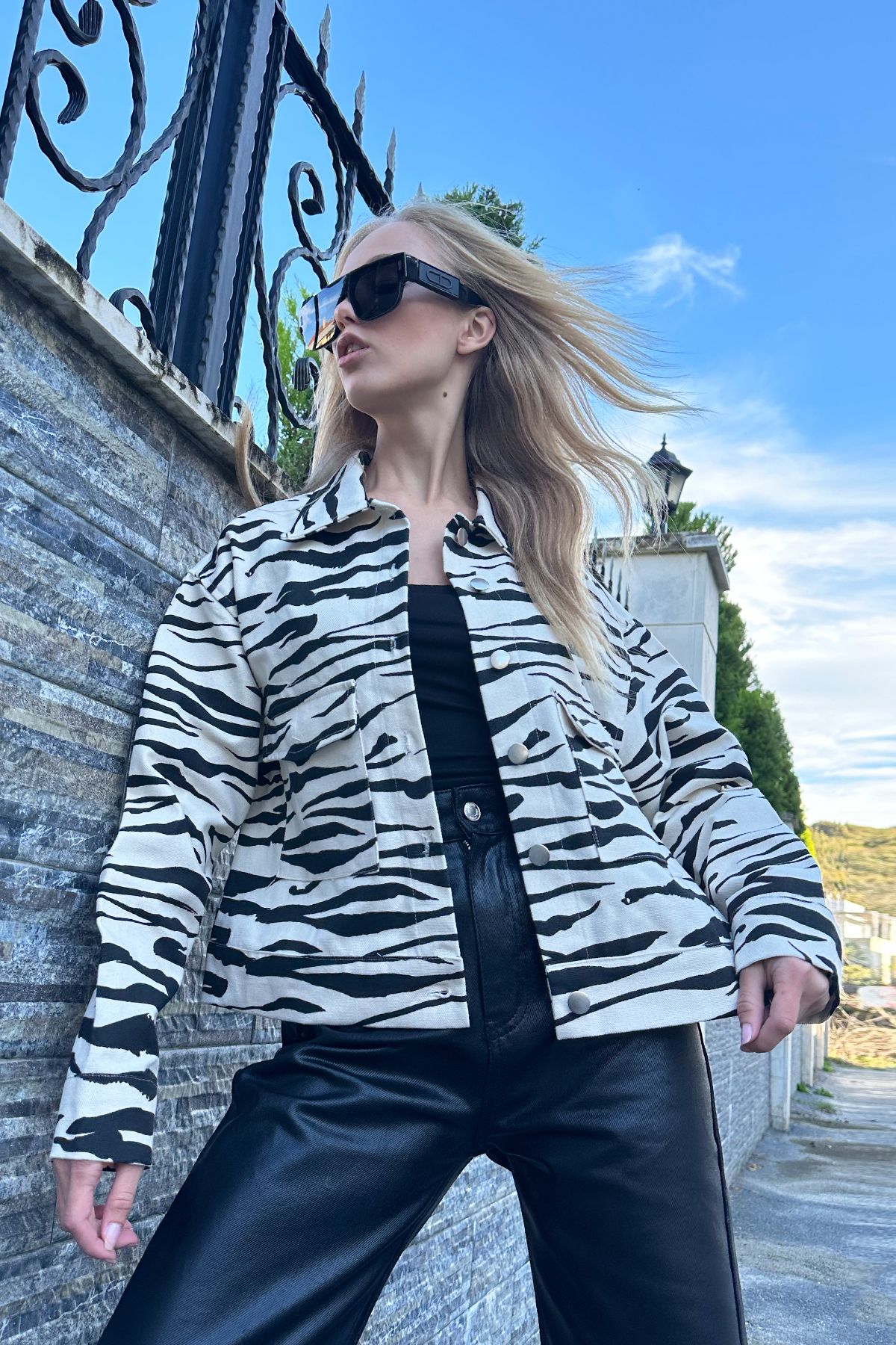 Trend Alaçatı Stili Kadın Siyah-Krem Zebra Desenli Crop Jean Ceket ALC-X11229