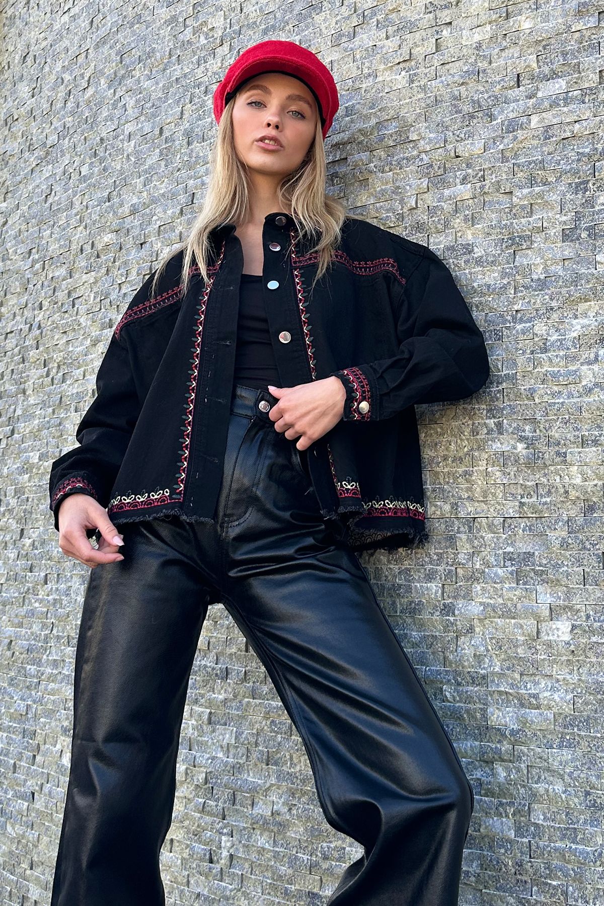 Trend Alaçatı Stili Kadın Siyah Nakış İşlemeli Jean Ceket ALC-X11230