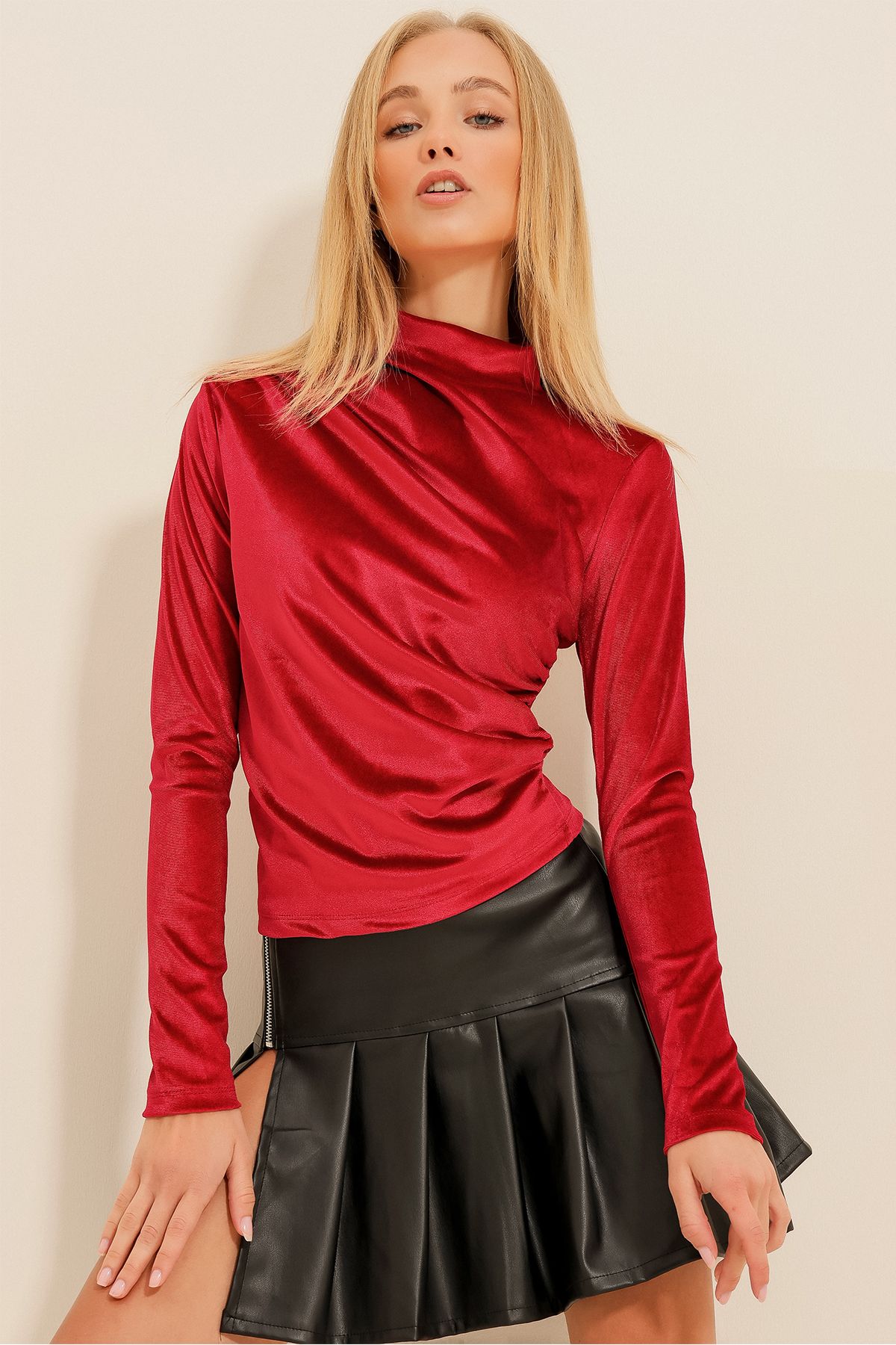 Trend Alaçatı Stili Kadın Kırmızı Dik Yaka Drapeli Kadife Bluz ALC-X11271
