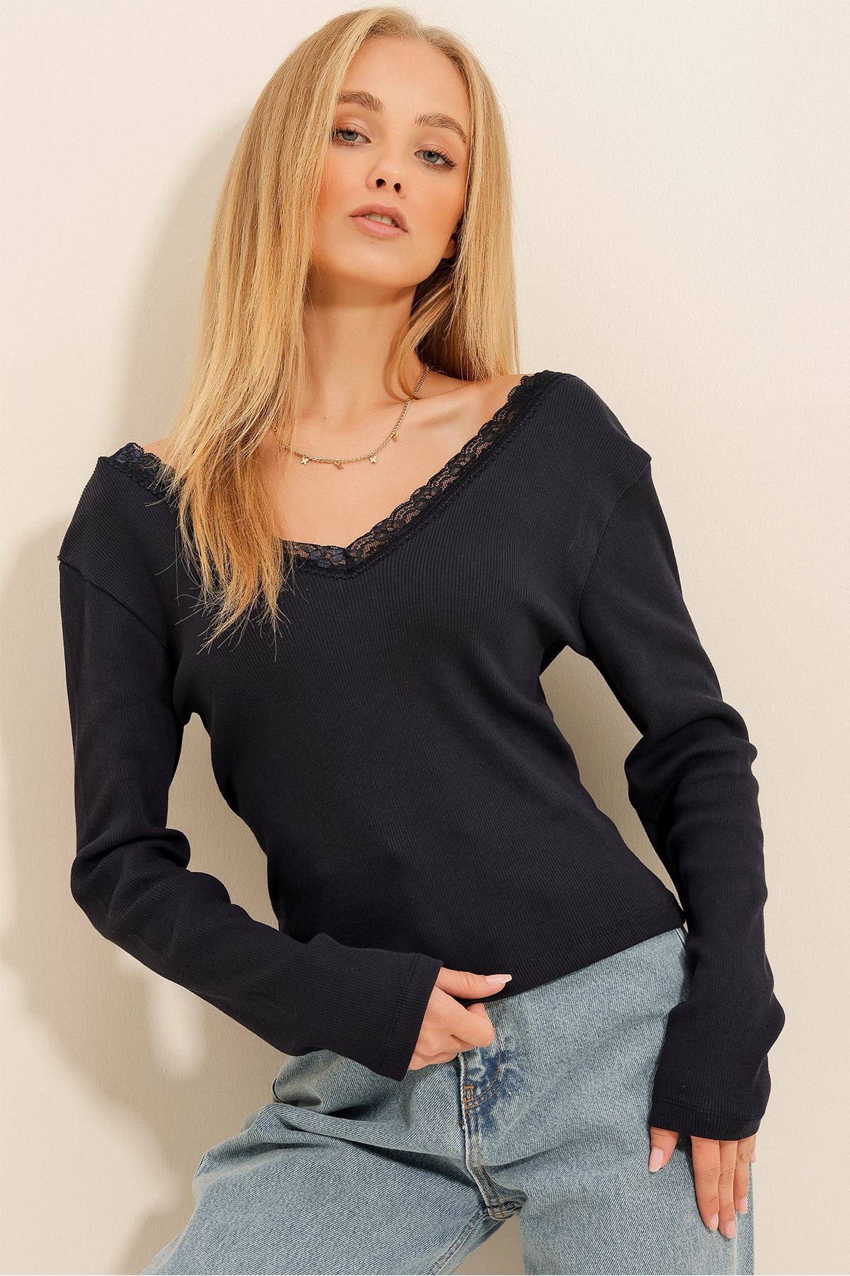 Trend Alaçatı Stili Kadın Lacivert Arka Ön V Yaka Dantel Detaylı Bluz ALC-X11246