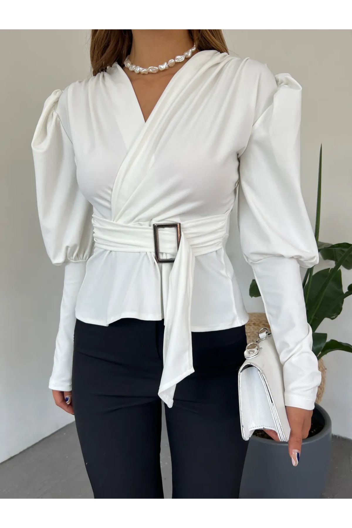 TREND Boutique De Noche Kruvaze Yaka Kemer Detaylı Krep Kumaş Kadın Bluz - Beyaz