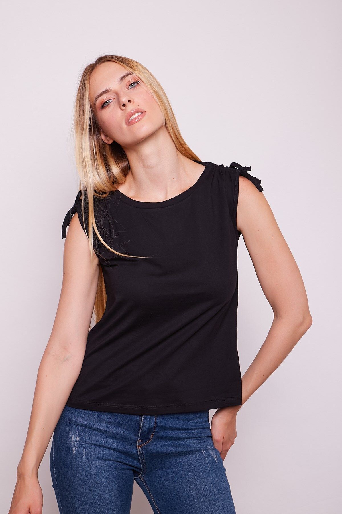 Jument Likrasız Pamuk Kumaş Geniş Sıfır Yaka Omuzları Büzgülü Bağcıklı T-shirt-siyah