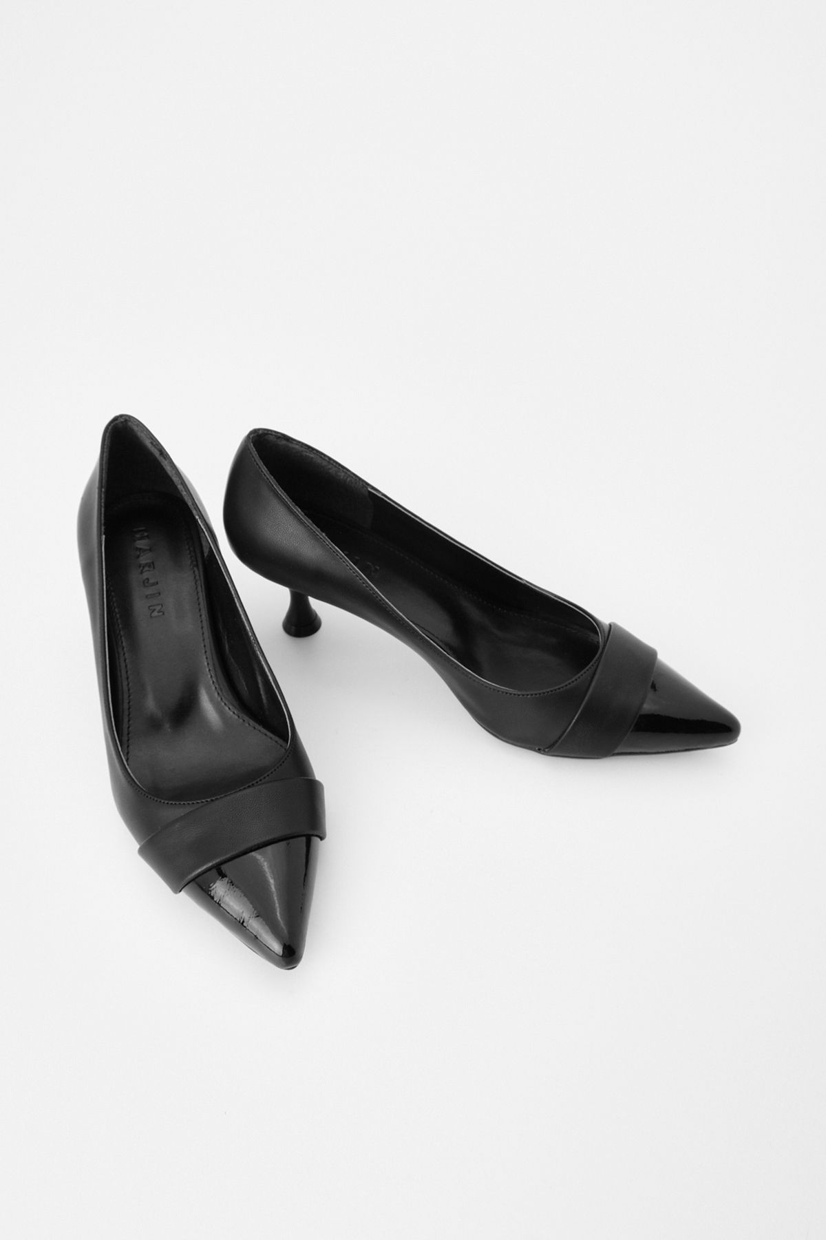 Marjin Kadın İnce Ökçe Sivri Burun Klasik Topuklu Ayakkabı Sadese Siyah Rugan