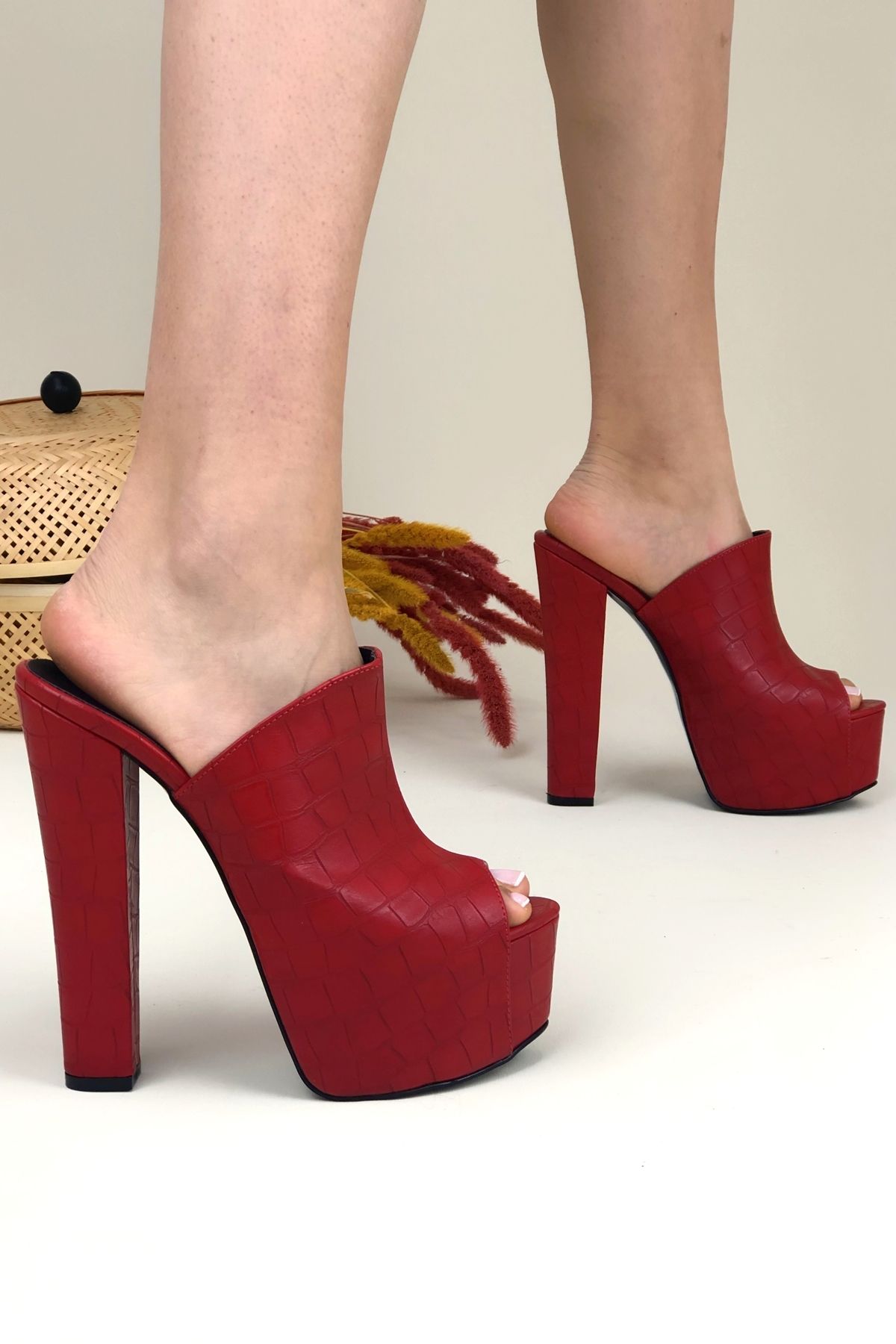 Ayakkabı Ateşi Kırmızı Yüksek Topuklu Kadın Terlik