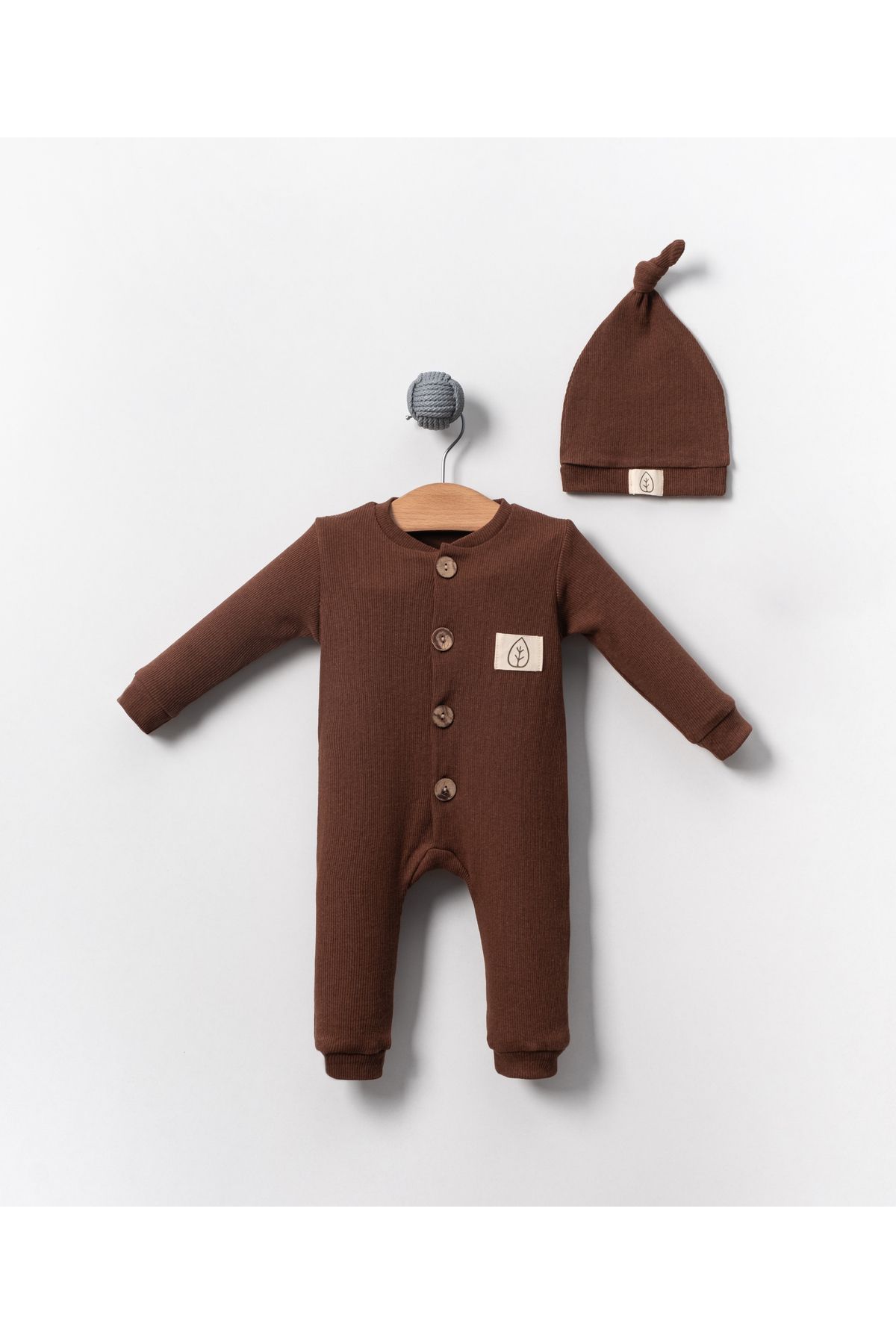 Bubito Unisex Tahta Düğme Görselli Şapkalı Şık Bebek Tulum-Kahverengi