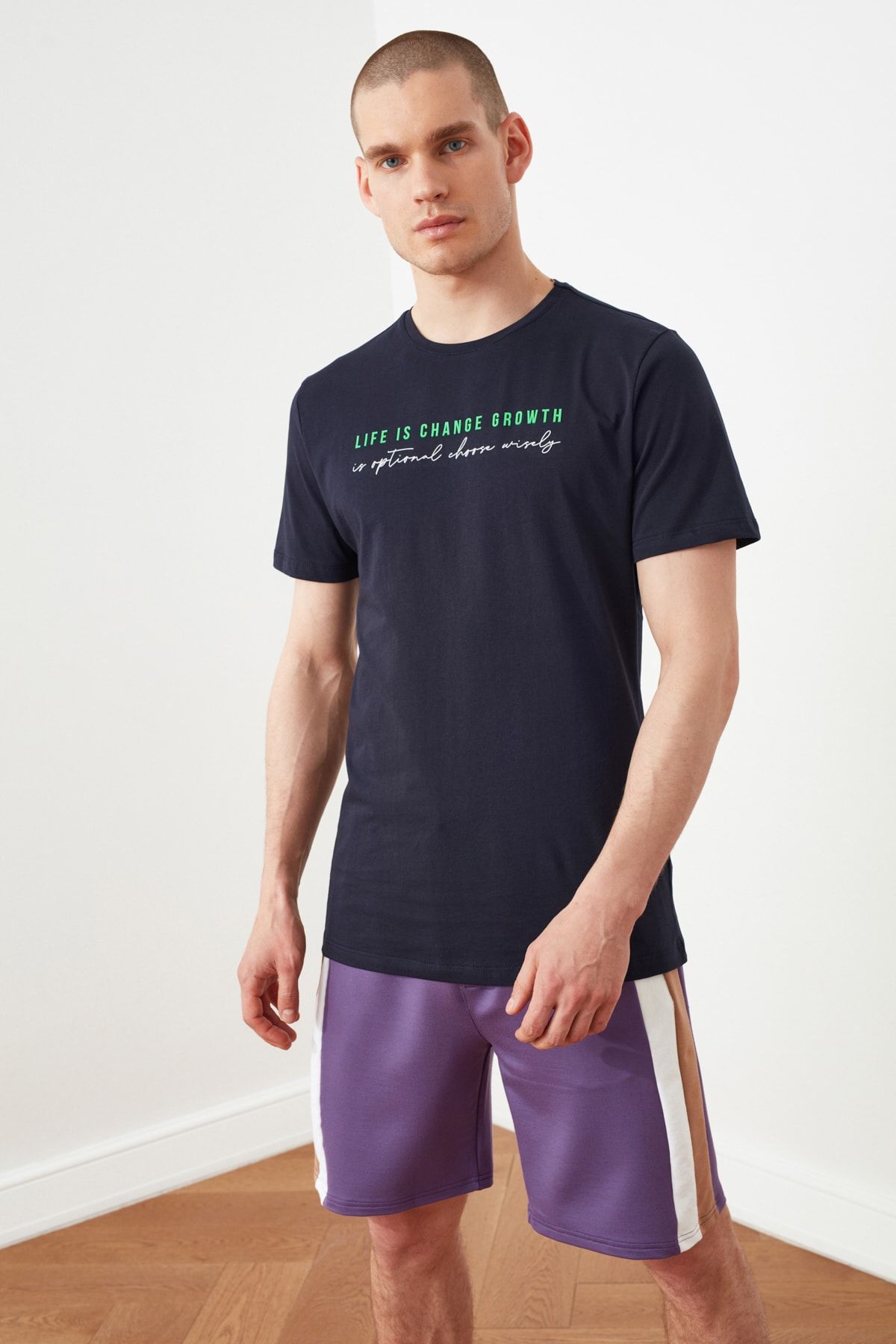 TRENDYOL MAN Lacivert Erkek Regular Fit Kısa Kollu Slogan Baskılı T-Shirt TMNSS21TS3451