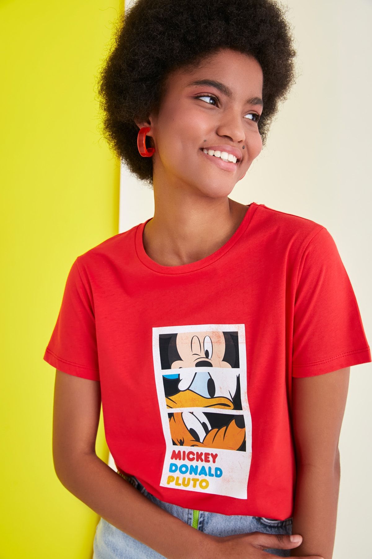TRENDYOLMİLLA Kırmızı Lisanslı Mickey Mouse Baskılı Basic Örme T-Shirt TWOSS21TS0932