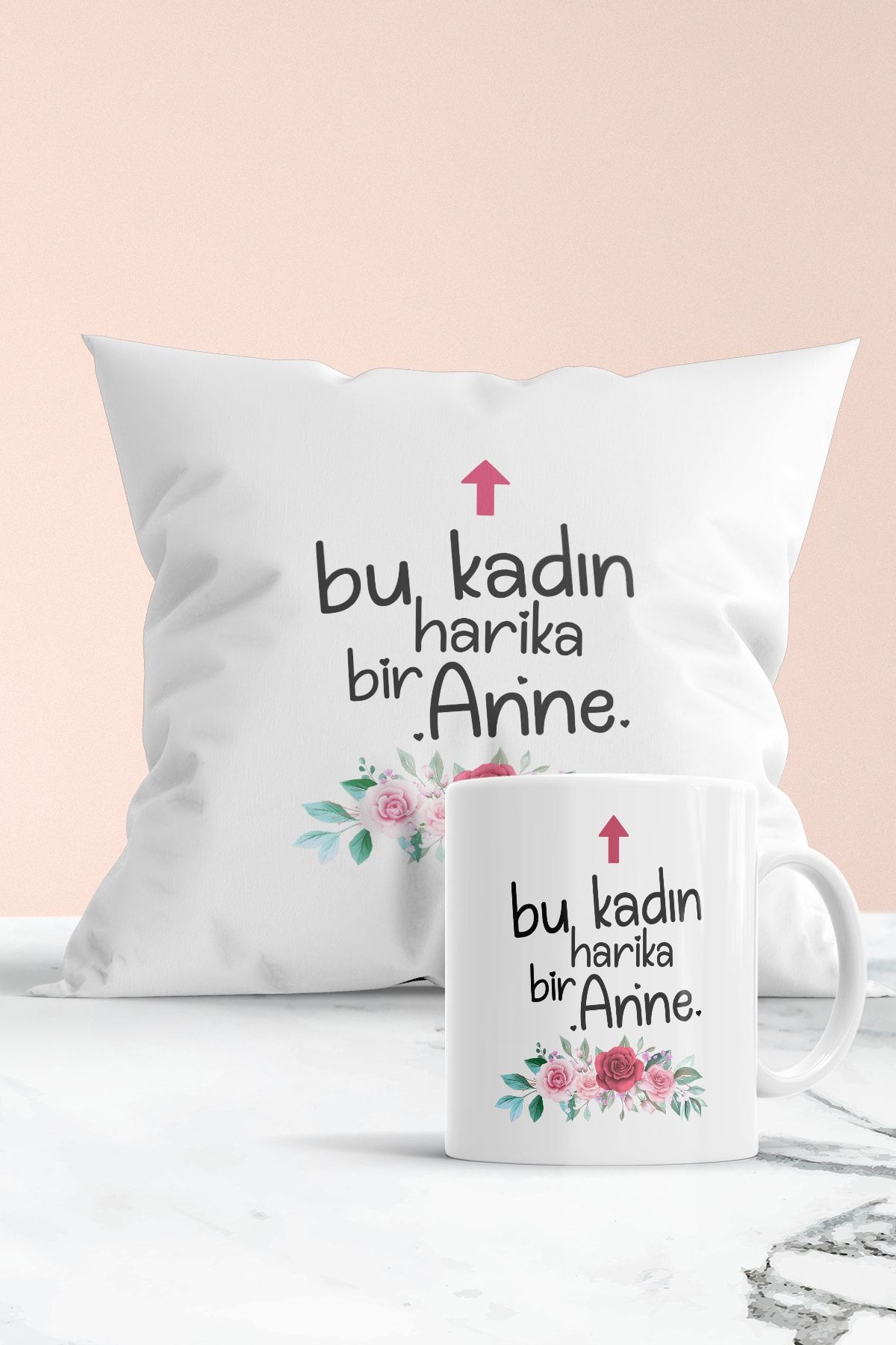 Mykupa Bu Kadın Harika Bir Anne Baskılı Hediyelik Yastık ve Kupa Seti