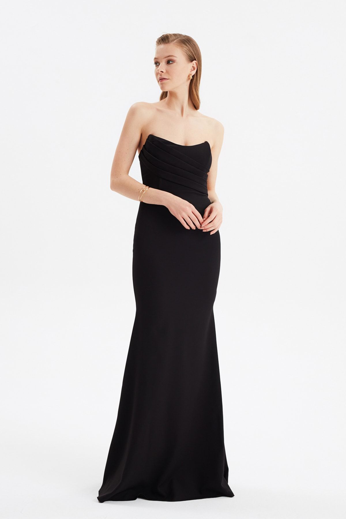 TRENDYOLMİLLA Siyah Yaka Detaylı Uzun Gece Abiye Elbisesi TPRSS21AE0121