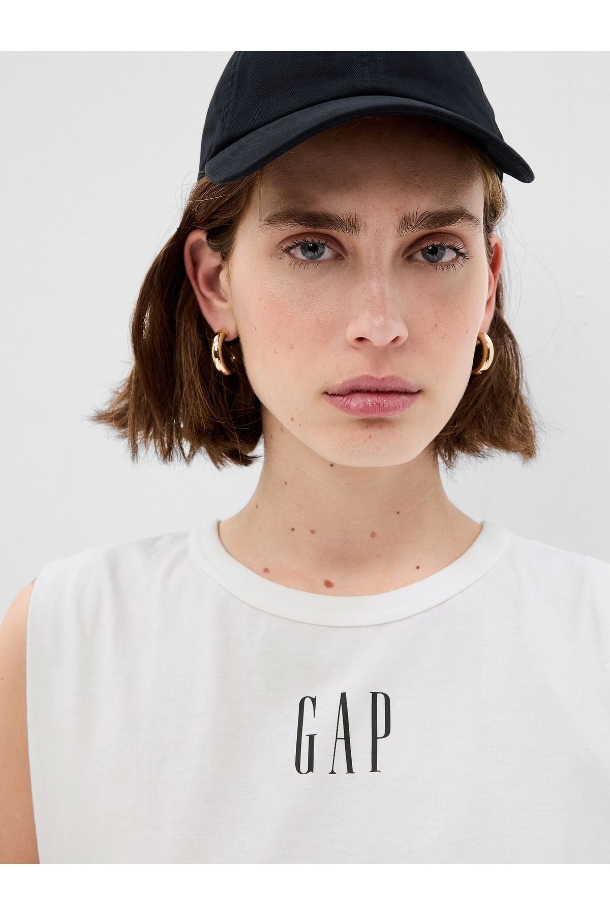 GAP Kadın Kırık Beyaz Gap Logo Kolsuz T-Shirt