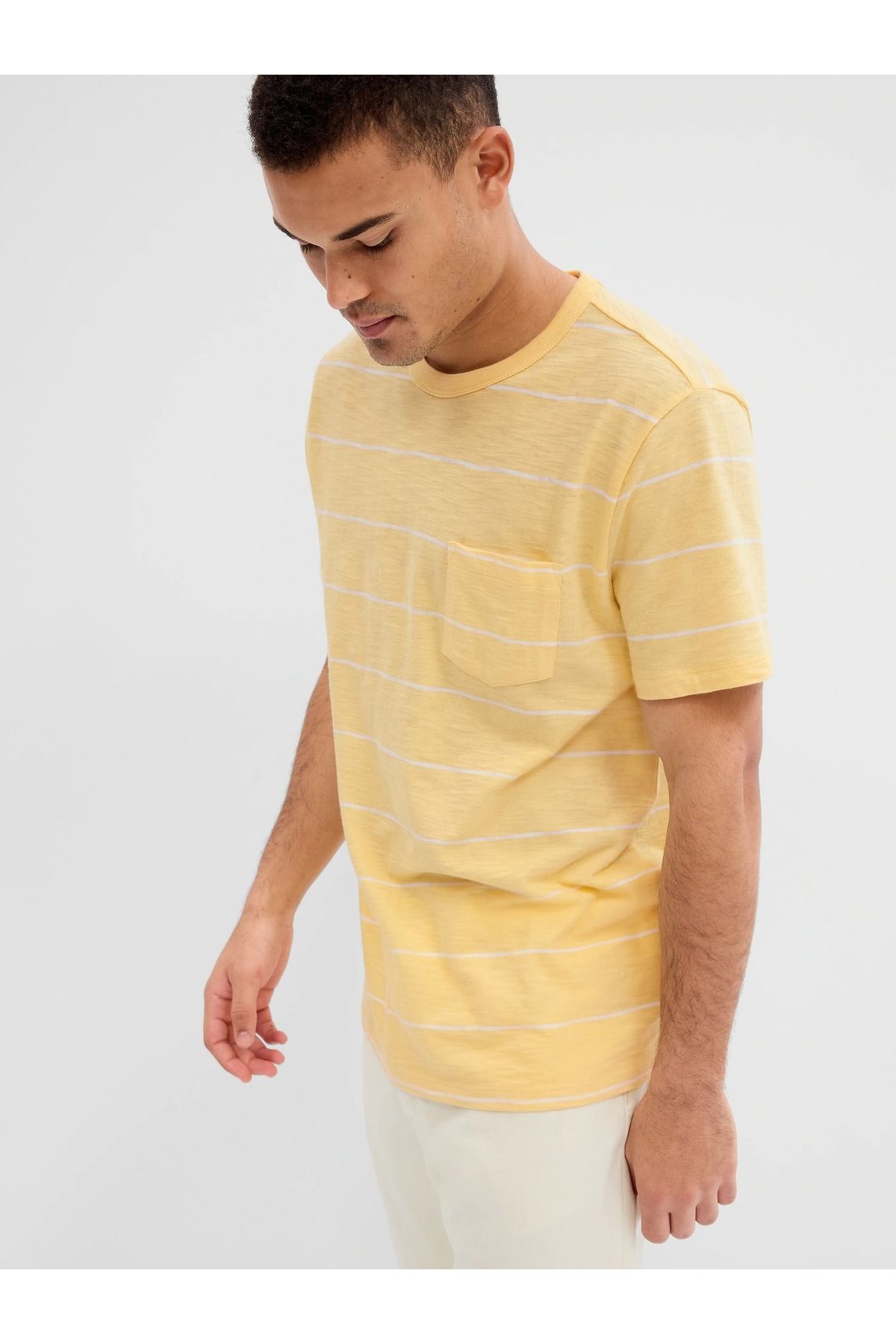GAP Erkek Sarı Çizgili Lived-ın Cepli T-shirt