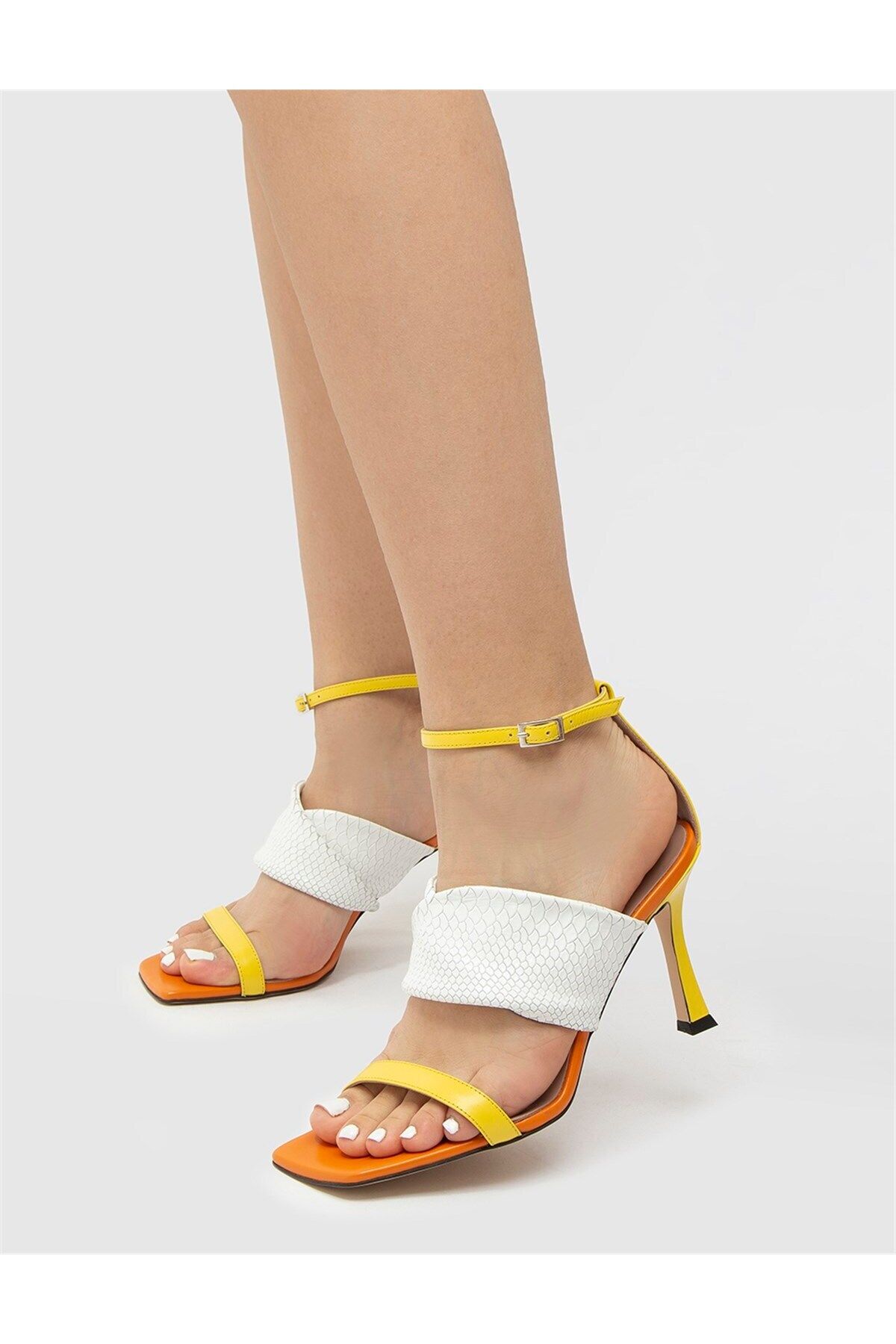 İlvi Nolae Hakiki Deri Kadın Sarı Beyaz Topuklu Sandalet