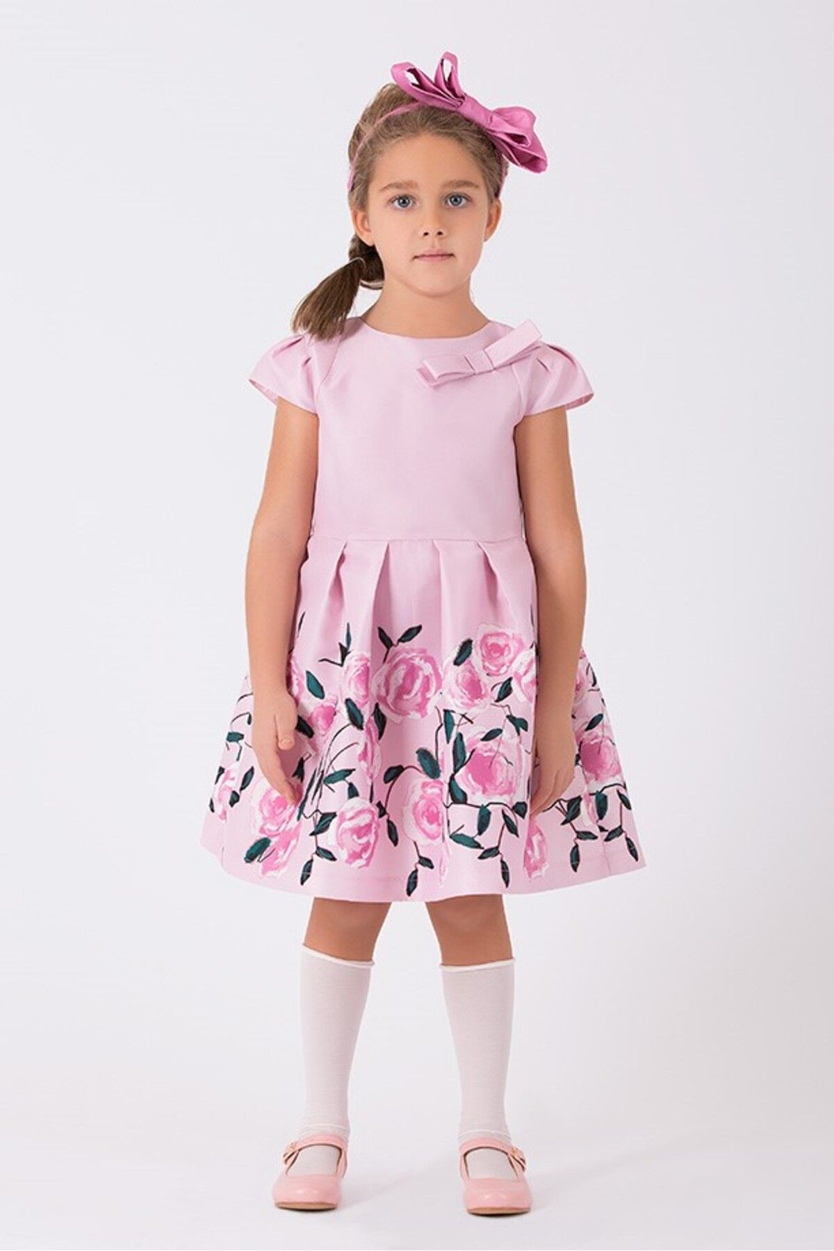 Goose Kız Çocuk Kısa Kollu Omzunda Fiyonk Detaylı Eteği Çiçek Baskılı Plikase Pembe Elbise
