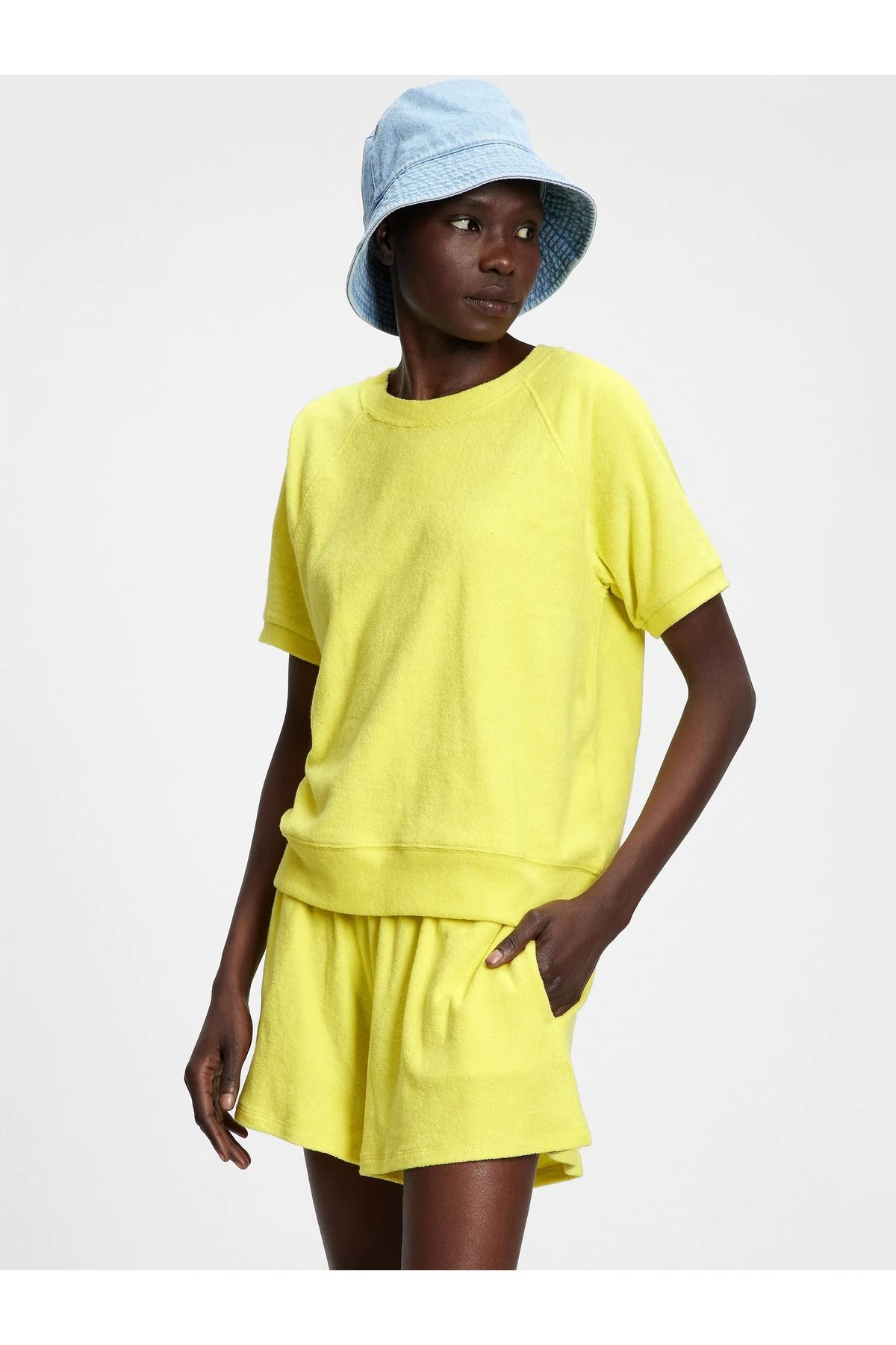 GAP Kadın Sarı Kısa Kollu Havlu Kumaş T-shirt