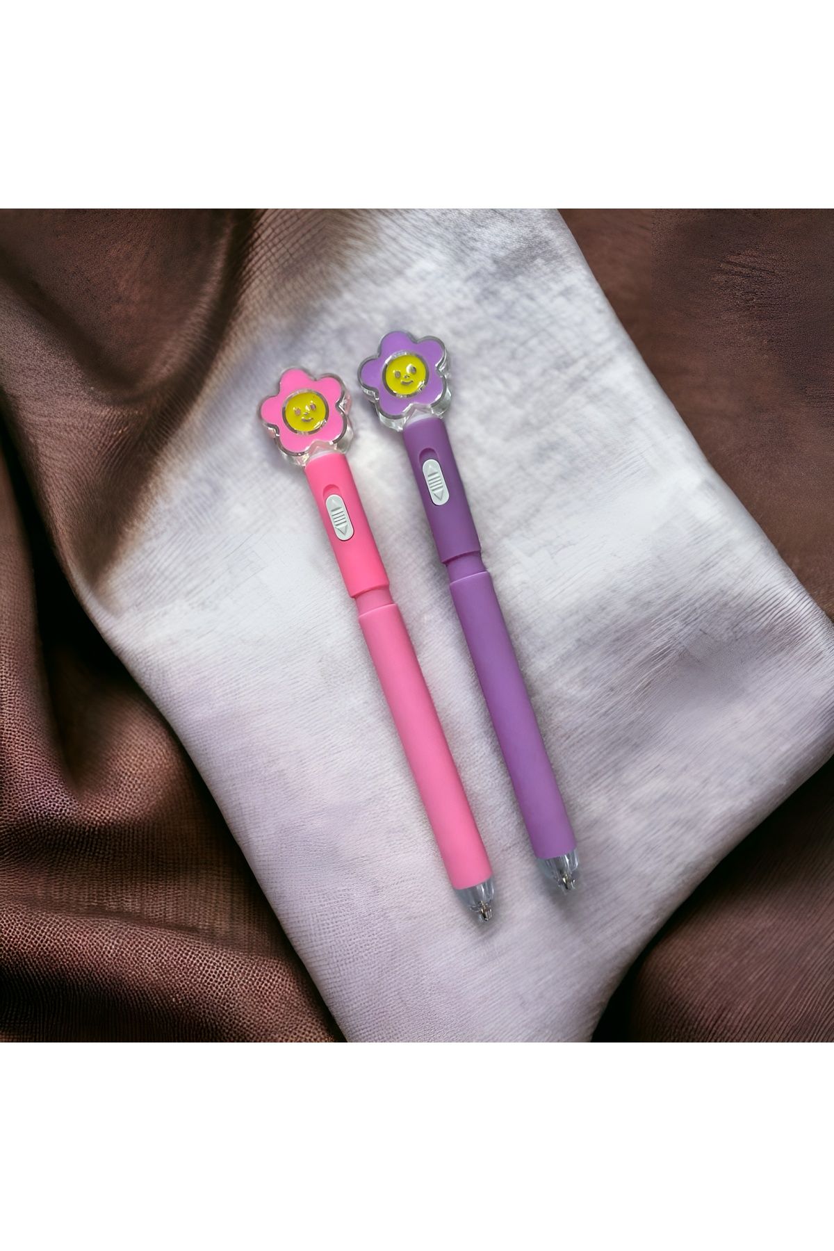 GÜZELYÜZ AVM Papatya Başlıklı Renkli Işıklı Versatil Uçlu Kalem 2 Adet Rengarenk Kalem 0,7 Uçlu Kurşun Kalem
