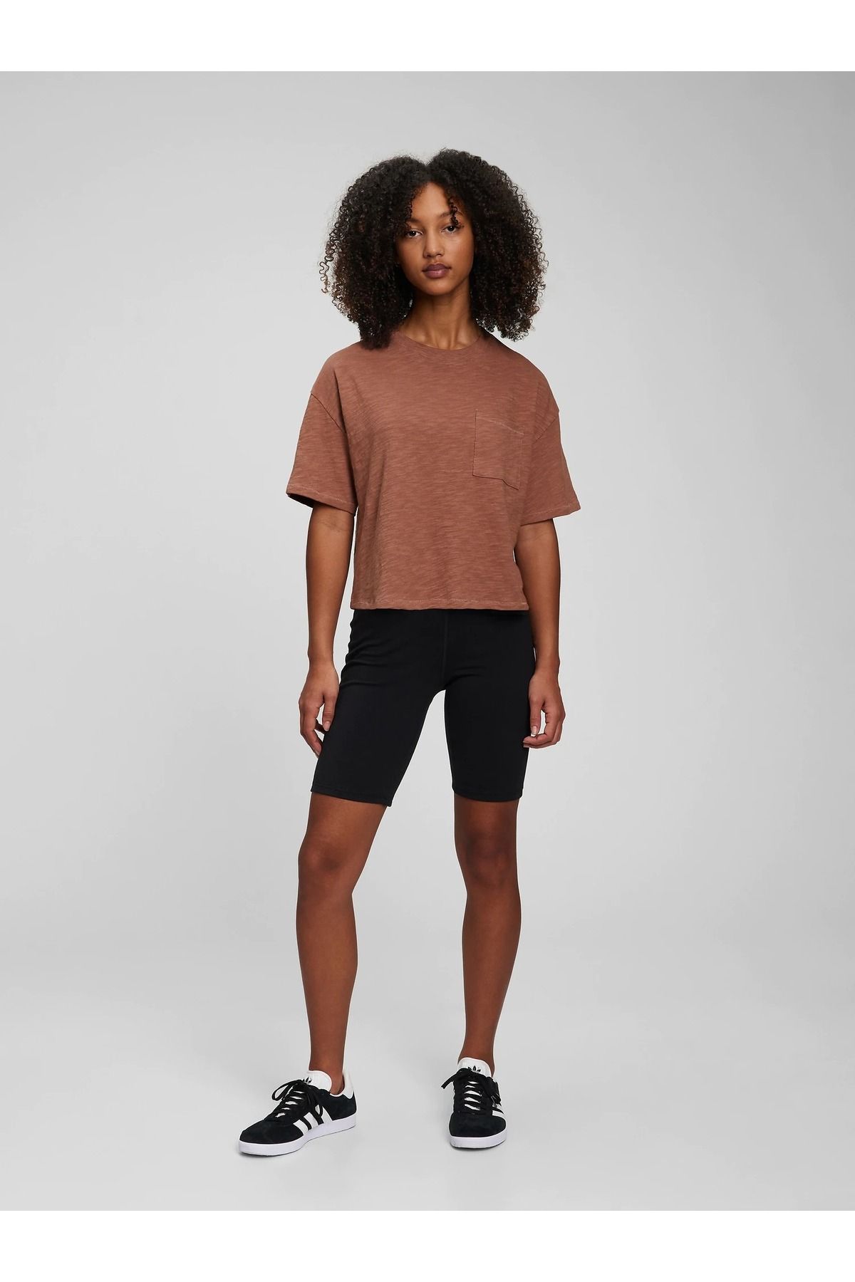GAP Genç Kız Kahverengi 100% Organik Pamuk Cep Detaylı T-shirt