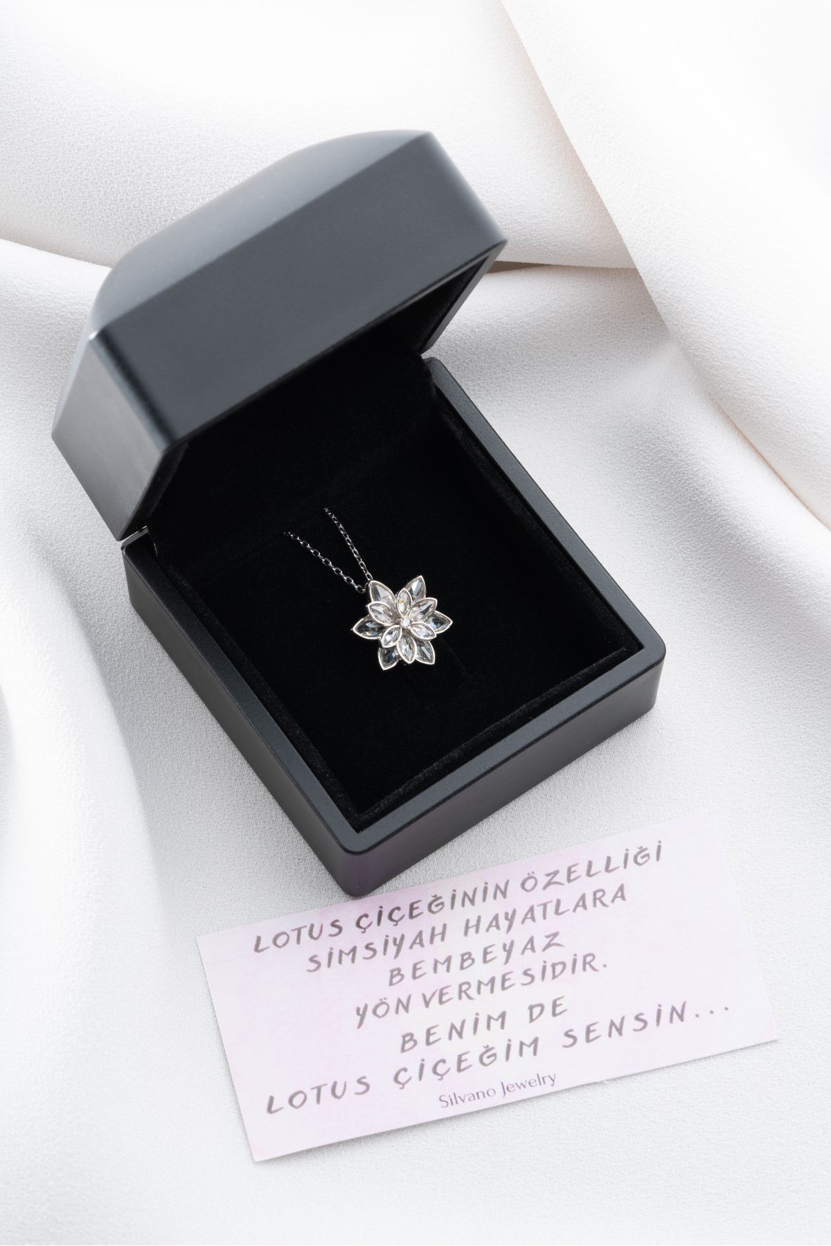 Silvano Jewelry 925 Ayar Gümüş Işıklı Kutuda Beyaz Lotus Çiçeği Kolye