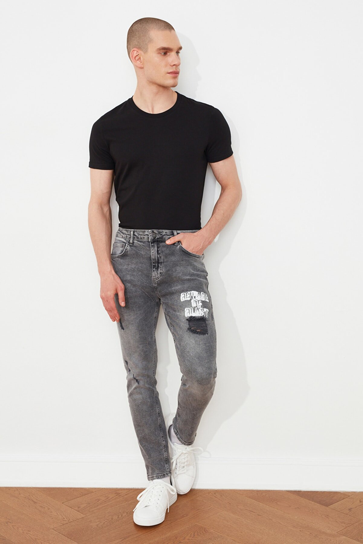 TRENDYOL MAN Antrasit Erkek Yırtık Detaylı Baskılı Normal Bel Slim Fit Jeans TMNSS21JE0190