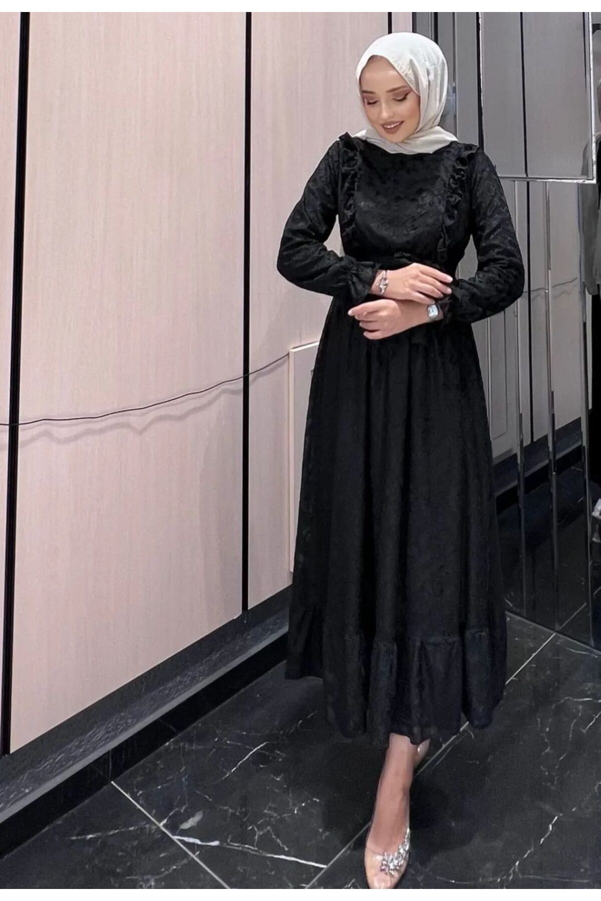 Elif Siyah Parlak Kuşaklı Kare Desenlikadife Elbise