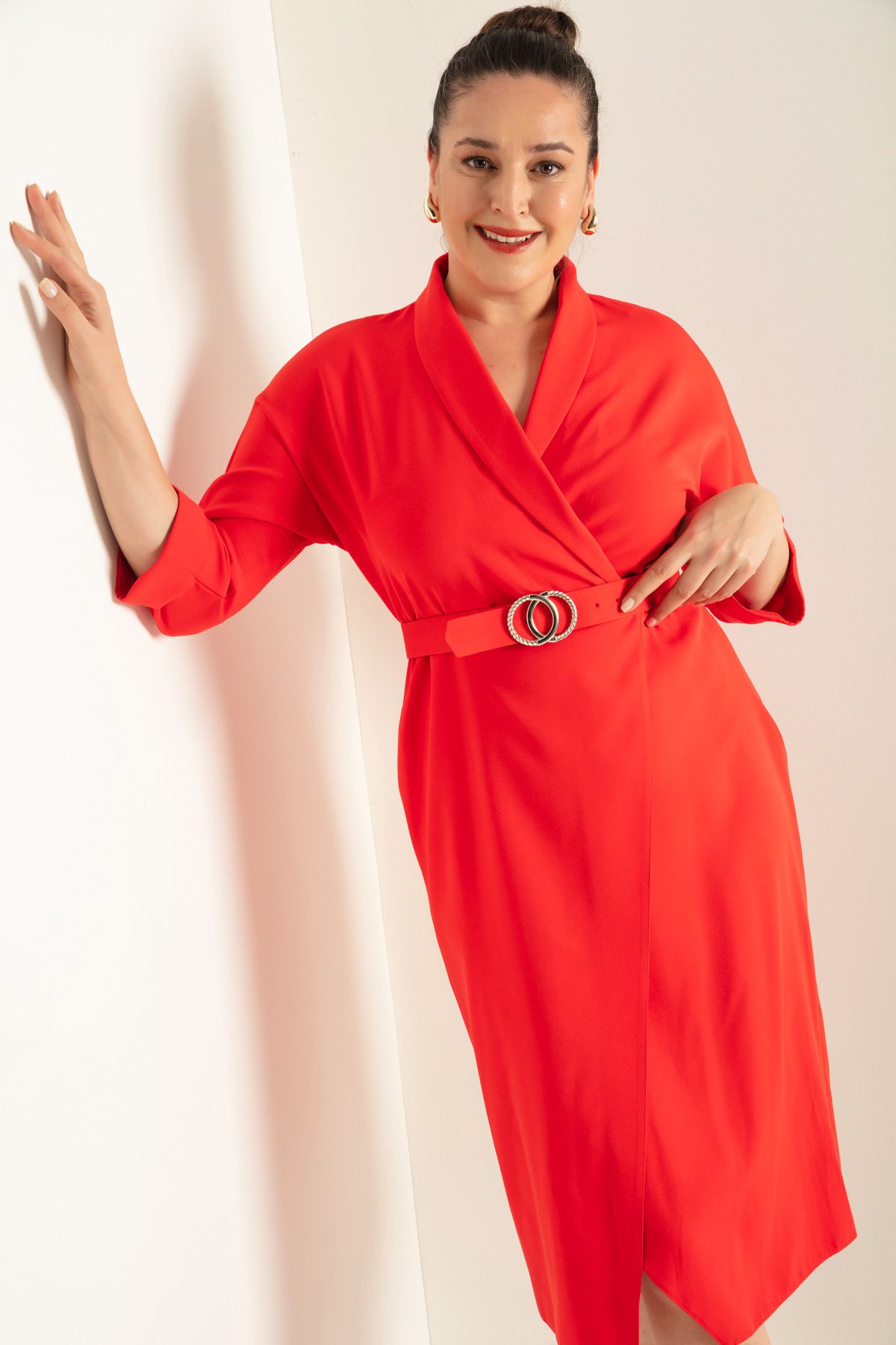 Lafaba Kadın Kırmızı Kruvaze Yaka Kemerli Büyük Beden Midi Elbise