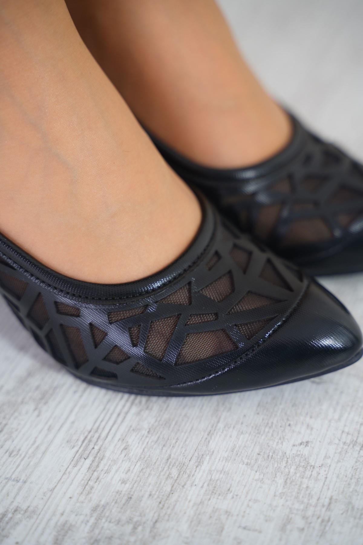 Moda Pie Lola Piramit Lazerli Kadın Topuklu Ayakkabı Siyah Saten