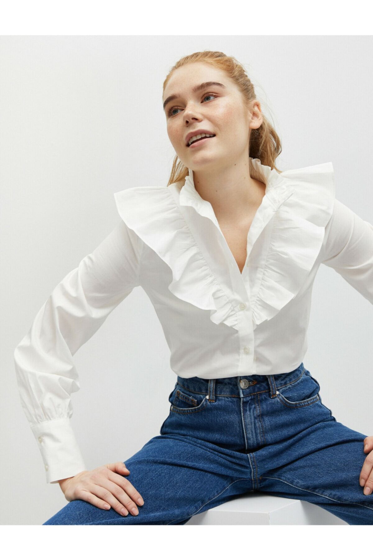 Koton Kadın Skirtly Yours Styled By Melis Ağazat - Fırfır Detayli Beyaz Gömlek 0KAK68121PW