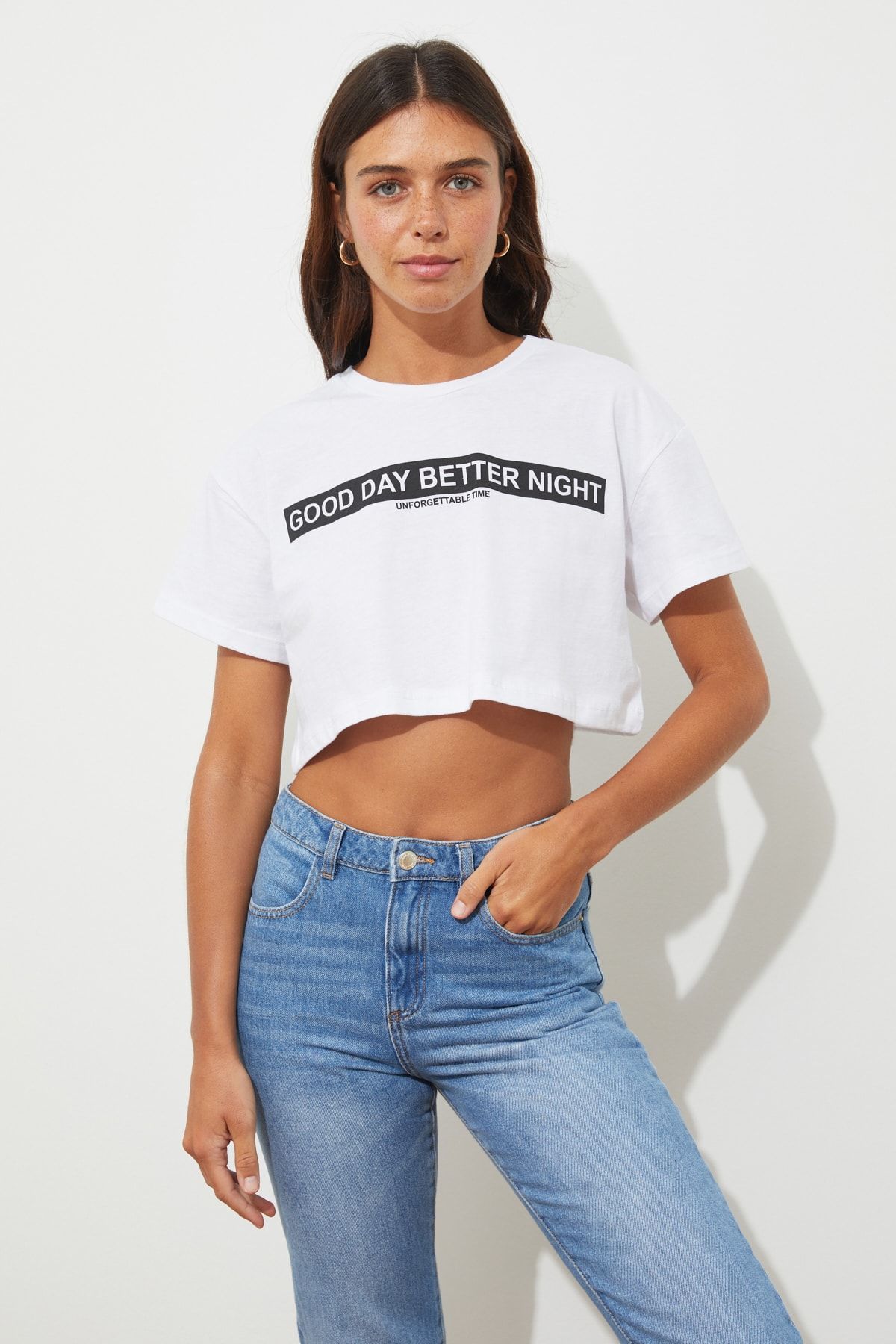 TRENDYOLMİLLA Beyaz Baskılı Crop Örme T-Shirt TWOSS21TS1407