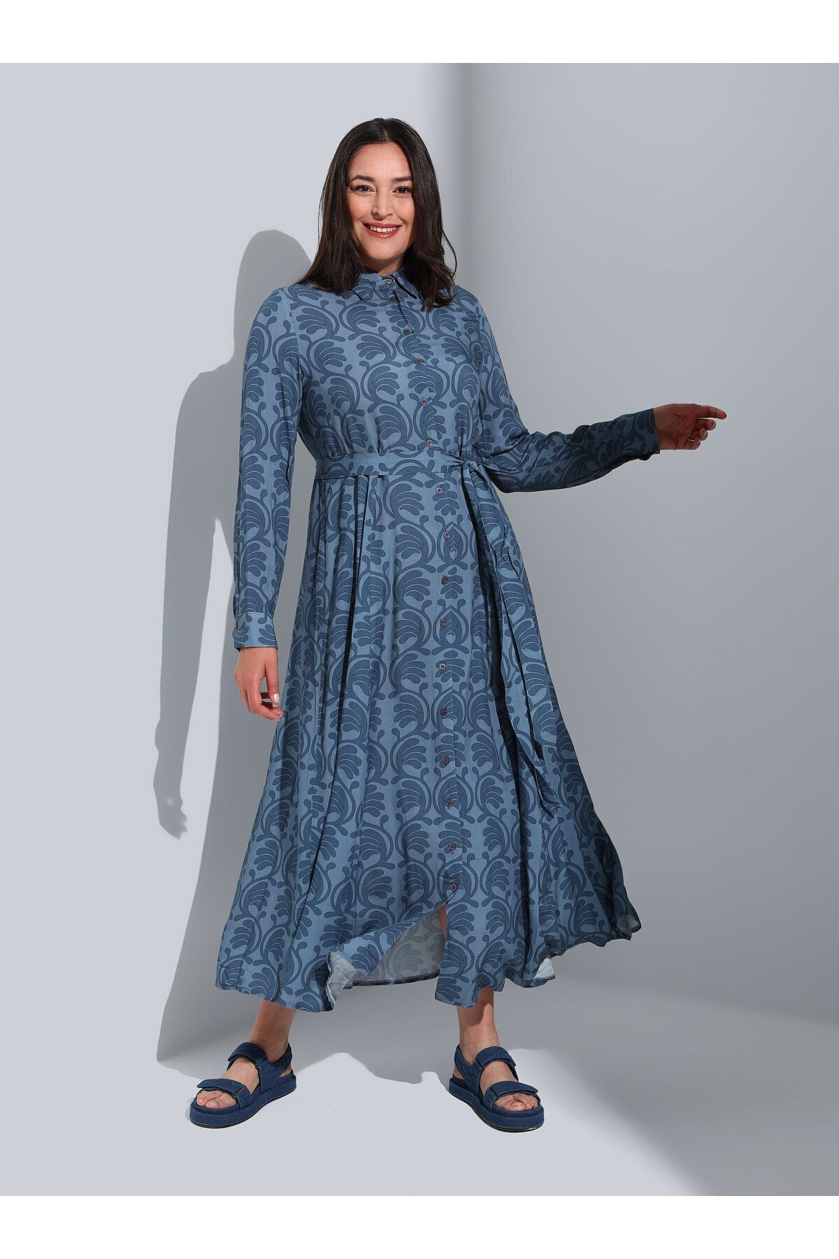 Alia Büyük Beden Boydan Düğmeli Desenli Tesettür Elbise - Mavi - Alia