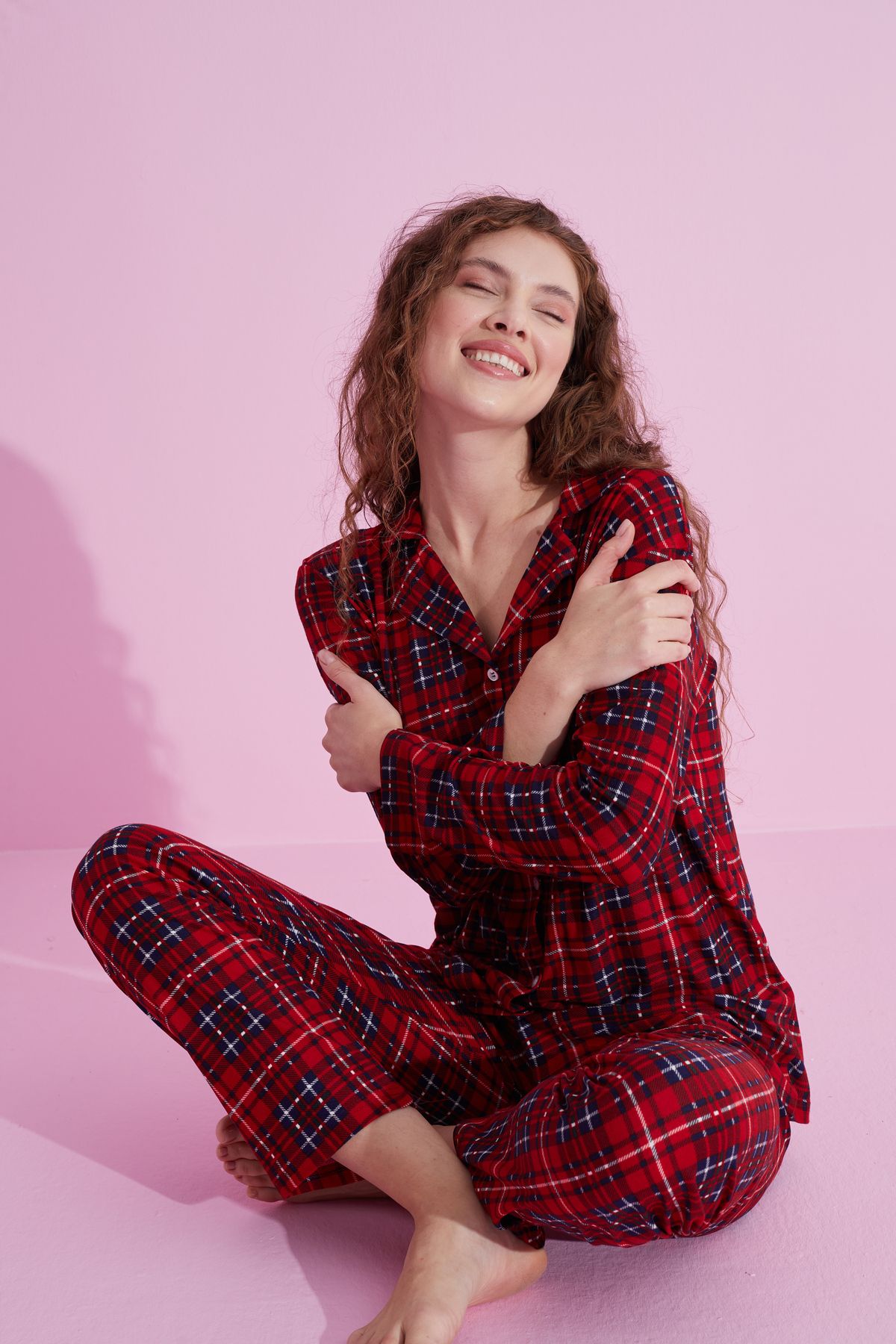 Siyah İnci kırmızı ekose Yılbaşı desenli Düğmeli Süet Pijama Takım