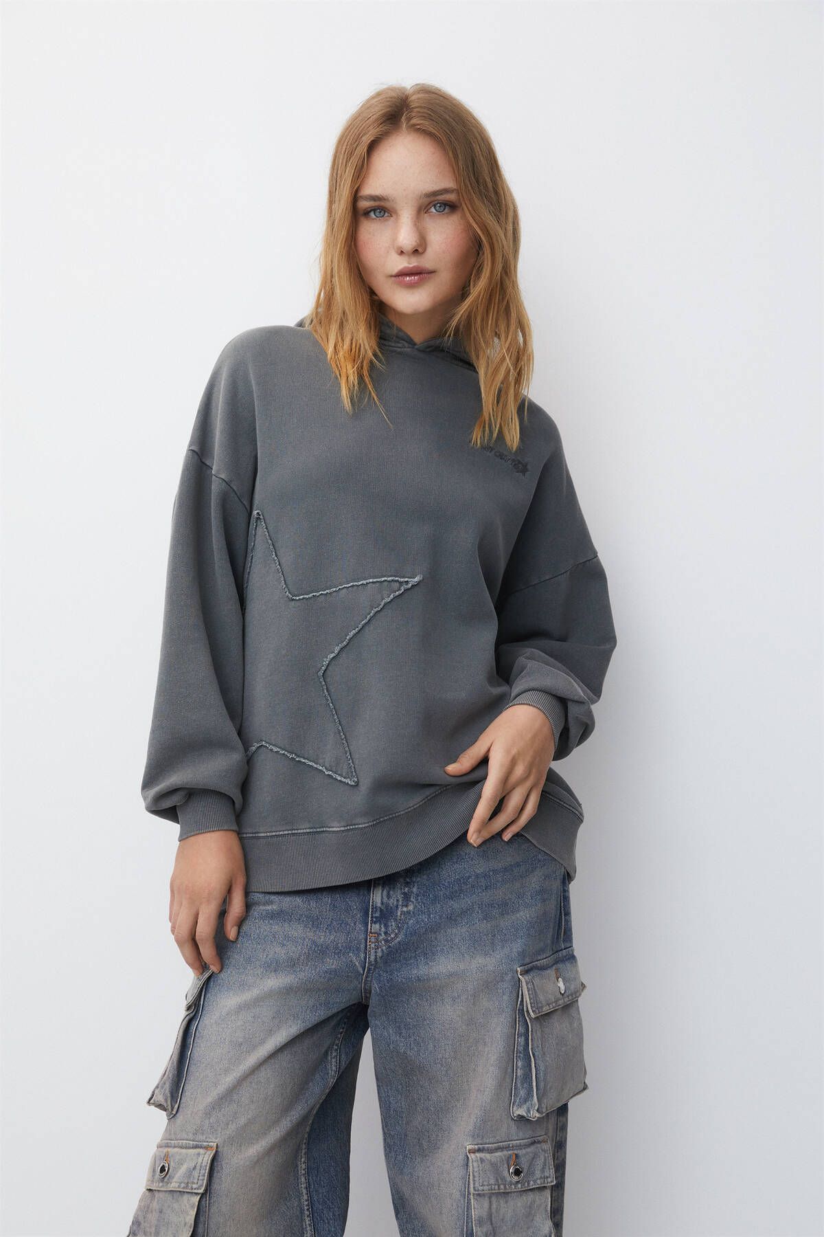 Pull & Bear Yıldız yamalı kapüşonlu sweatshirt