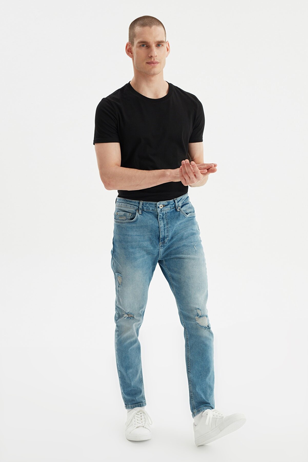 TRENDYOL MAN Mavi Erkek Yırtık Detaylı Normal Bel Carrot Fit Jeans TMNSS21JE0185