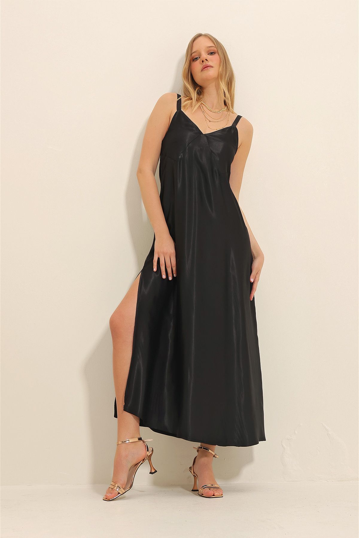 Trend Alaçatı Stili Kadın Siyah Askılı Yanı Yırtmaçlı Pamuk Saten Elbise ALC-X11334