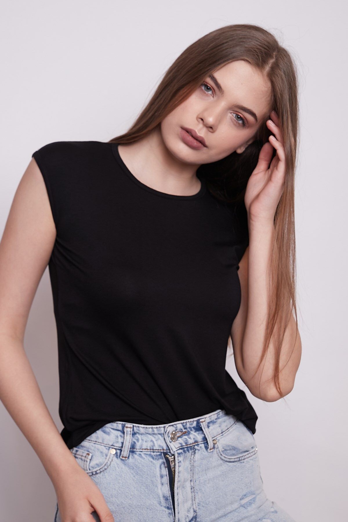 Jument Kadın Geniş Sıfır Yaka Düşük Omuzlu Penye Likralı Kolsuz Bluz -siyah