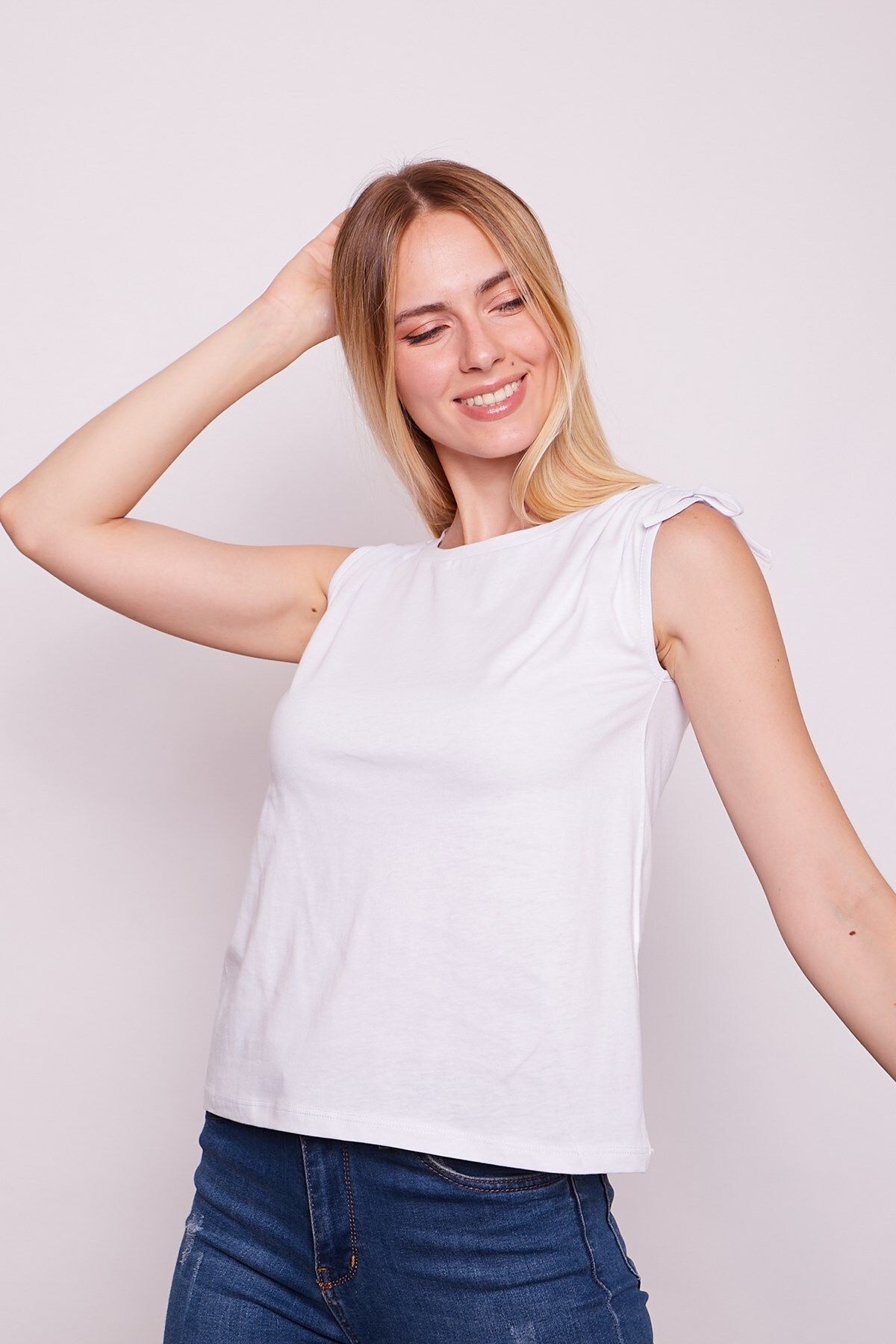 Jument Likrasız Pamuk Kumaş Geniş Sıfır Yaka Omuzları Büzgülü Bağcıklı T-shirt-beyaz