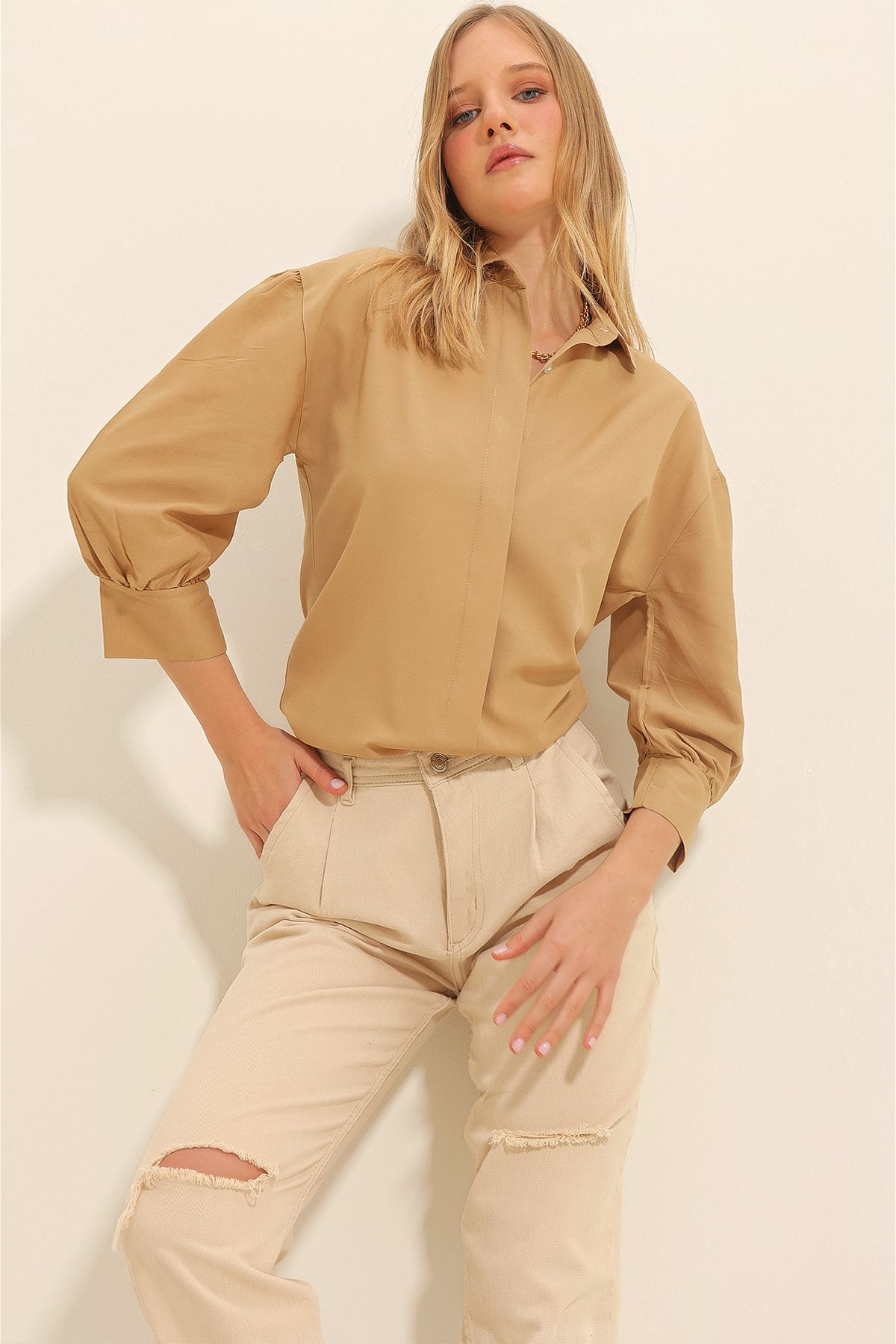 Trend Alaçatı Stili Kadın Koyu Bej Balon Kol Gizli Patlı Basic Poplin Gömlek ALC-X9654