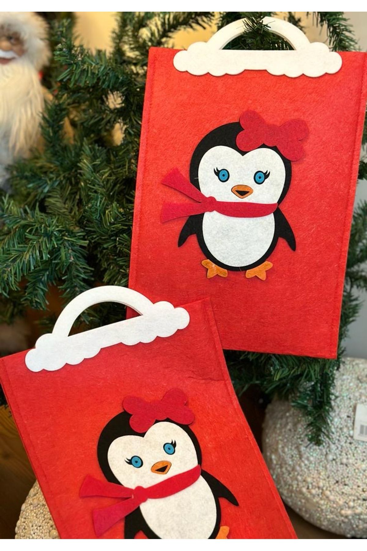 QUEEN AKSESUAR Yılbaşı özel tasarım büyük boy saplı süslü penguen desenli hediye paketi çanta poşet kırmızı keçe