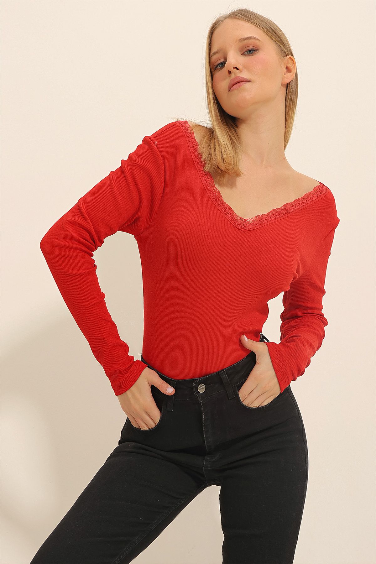 Trend Alaçatı Stili Kadın Kırmızı Arka Ön V Yaka Dantel Detaylı Bluz ALC-X11246
